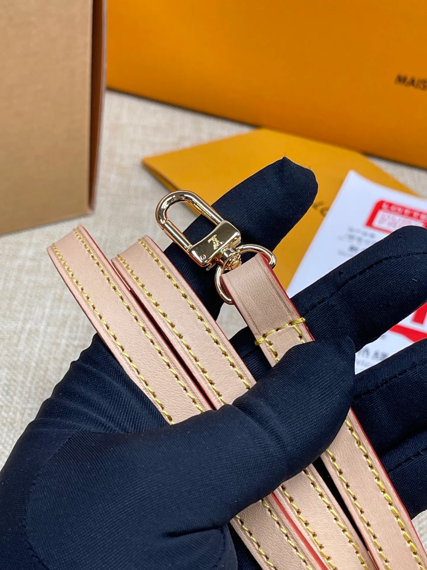 [Upgraded version] P560💰 Upgraded version LV ALMA BB presbyopic classic shell bag💝 comes with a full set of packaging💖M53152. The interior space is sufficient, and it is a relatively cost-effective LV bag under 10,000 yuan. The small size can be carried on the shoulder or the alma handbag originated in 1934. Over time, it has gradually evolved in shape from a square-cornered travel bag to today's representative of elegant women's handbags❣️Size: 23.5x17.5 x 11.5 cm (length x height x width) -Natural cowhide trim and key cover -Hand-held or cross-body -Double zipper closure with padlock -1 inner patch pocket -Cotton lining - Protective rivets on the bottom of the bag