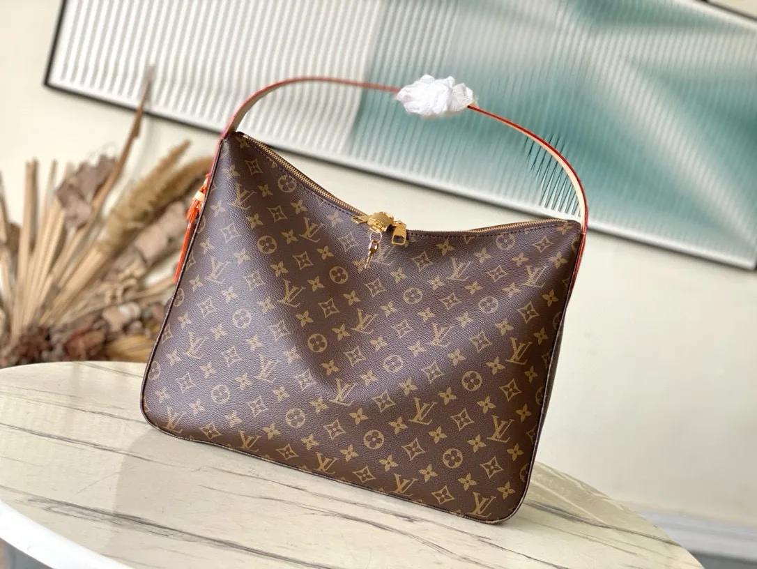 💰860 (steel lock) Top original order M12098 This Slouchy medium handbag is constructed with Monogram canvas to create a unique silhouette, and the exquisite details are highlighted by metal parts such as new padlocks and name tags. The spacious interior can accommodate a short wallet, smartphone and 13-inch laptop, making it a perfect choice for commuting to work or traveling on weekends. Dimensions: 40 × 31 × 11 cm