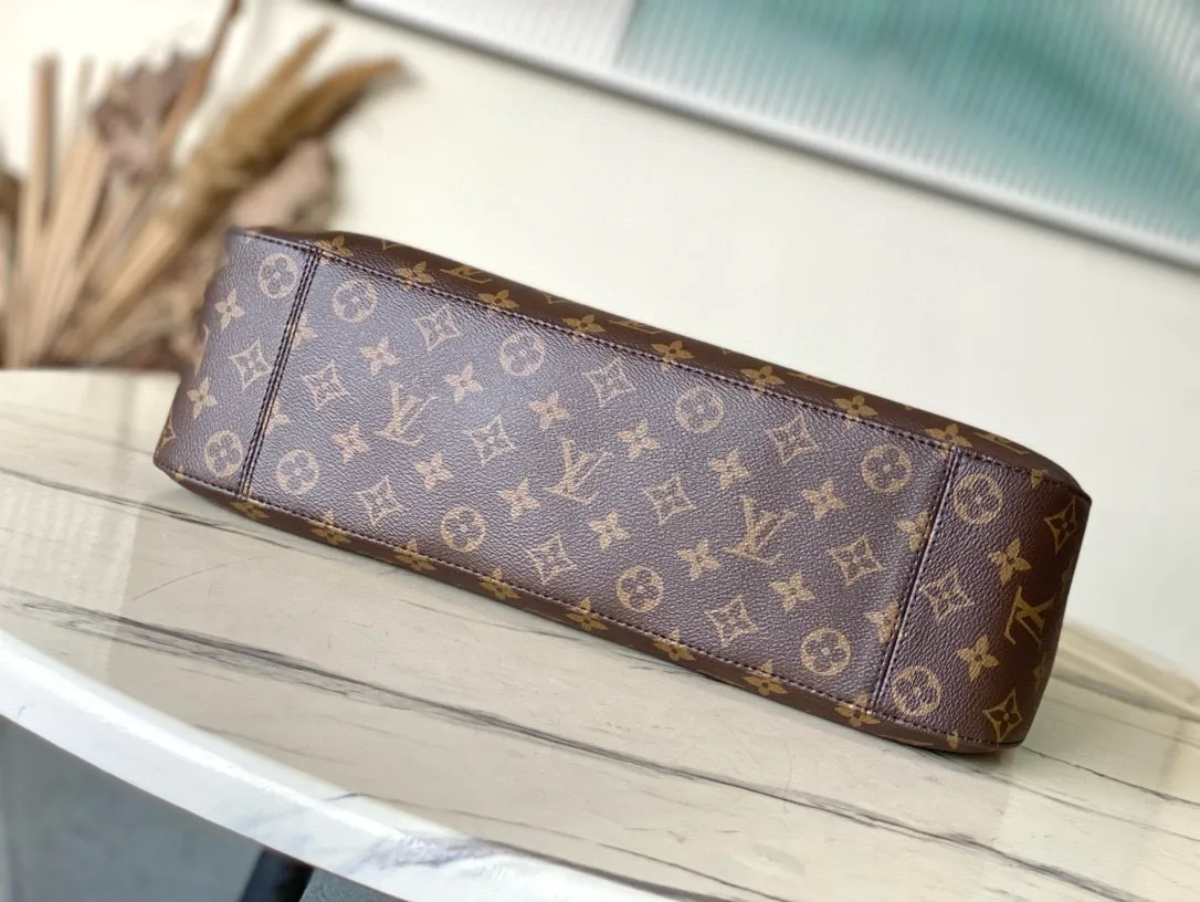 💰860 (steel lock) Top original order M12098 This Slouchy medium handbag is constructed with Monogram canvas to create a unique silhouette, and the exquisite details are highlighted by metal parts such as new padlocks and name tags. The spacious interior can accommodate a short wallet, smartphone and 13-inch laptop, making it a perfect choice for commuting to work or traveling on weekends. Dimensions: 40 × 31 × 11 cm