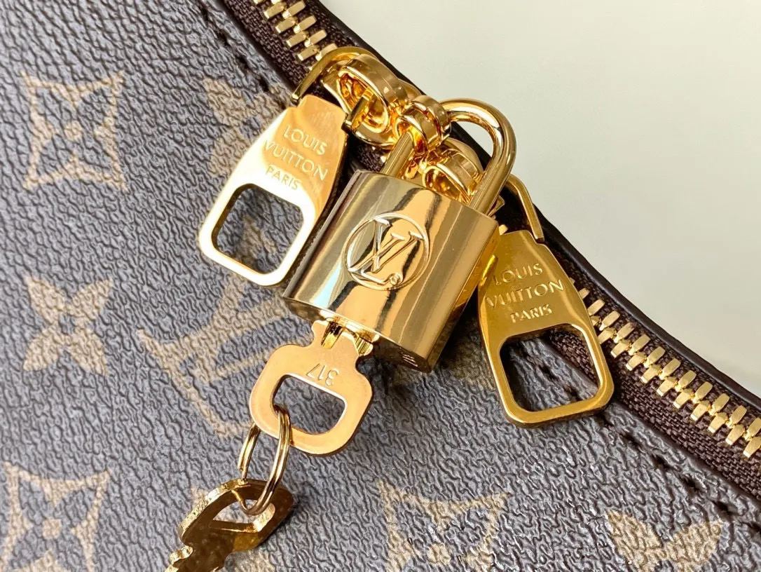 💰860 (steel lock) Top original order M12098 This Slouchy medium handbag is constructed with Monogram canvas to create a unique silhouette, and the exquisite details are highlighted by metal parts such as new padlocks and name tags. The spacious interior can accommodate a short wallet, smartphone and 13-inch laptop, making it a perfect choice for commuting to work or traveling on weekends. Dimensions: 40 × 31 × 11 cm