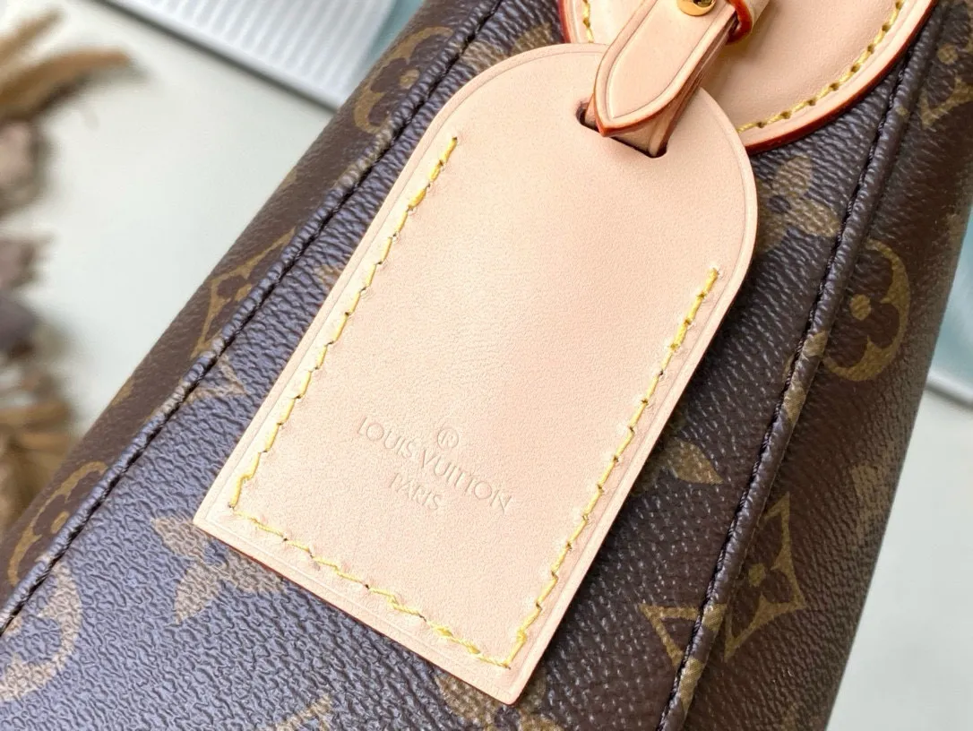 💰860 (steel lock) Top original order M12098 This Slouchy medium handbag is constructed with Monogram canvas to create a unique silhouette, and the exquisite details are highlighted by metal parts such as new padlocks and name tags. The spacious interior can accommodate a short wallet, smartphone and 13-inch laptop, making it a perfect choice for commuting to work or traveling on weekends. Dimensions: 40 × 31 × 11 cm