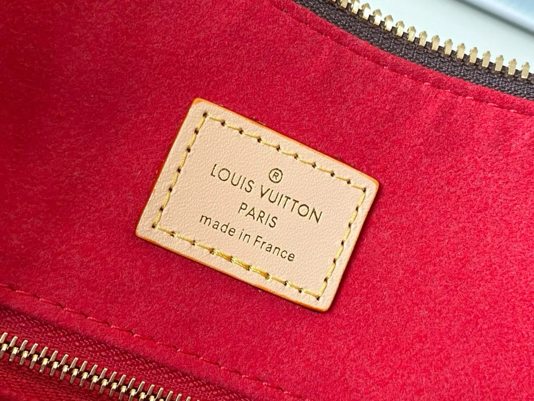 💰860 (steel lock) Top original order M12098 This Slouchy medium handbag is constructed with Monogram canvas to create a unique silhouette, and the exquisite details are highlighted by metal parts such as new padlocks and name tags. The spacious interior can accommodate a short wallet, smartphone and 13-inch laptop, making it a perfect choice for commuting to work or traveling on weekends. Dimensions: 40 × 31 × 11 cm