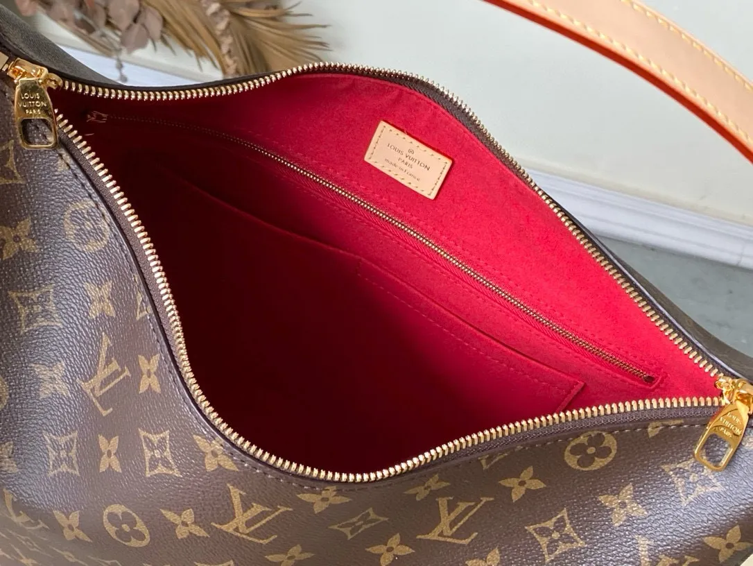 💰860 (steel lock) Top original order M12098 This Slouchy medium handbag is constructed with Monogram canvas to create a unique silhouette, and the exquisite details are highlighted by metal parts such as new padlocks and name tags. The spacious interior can accommodate a short wallet, smartphone and 13-inch laptop, making it a perfect choice for commuting to work or traveling on weekends. Dimensions: 40 × 31 × 11 cm