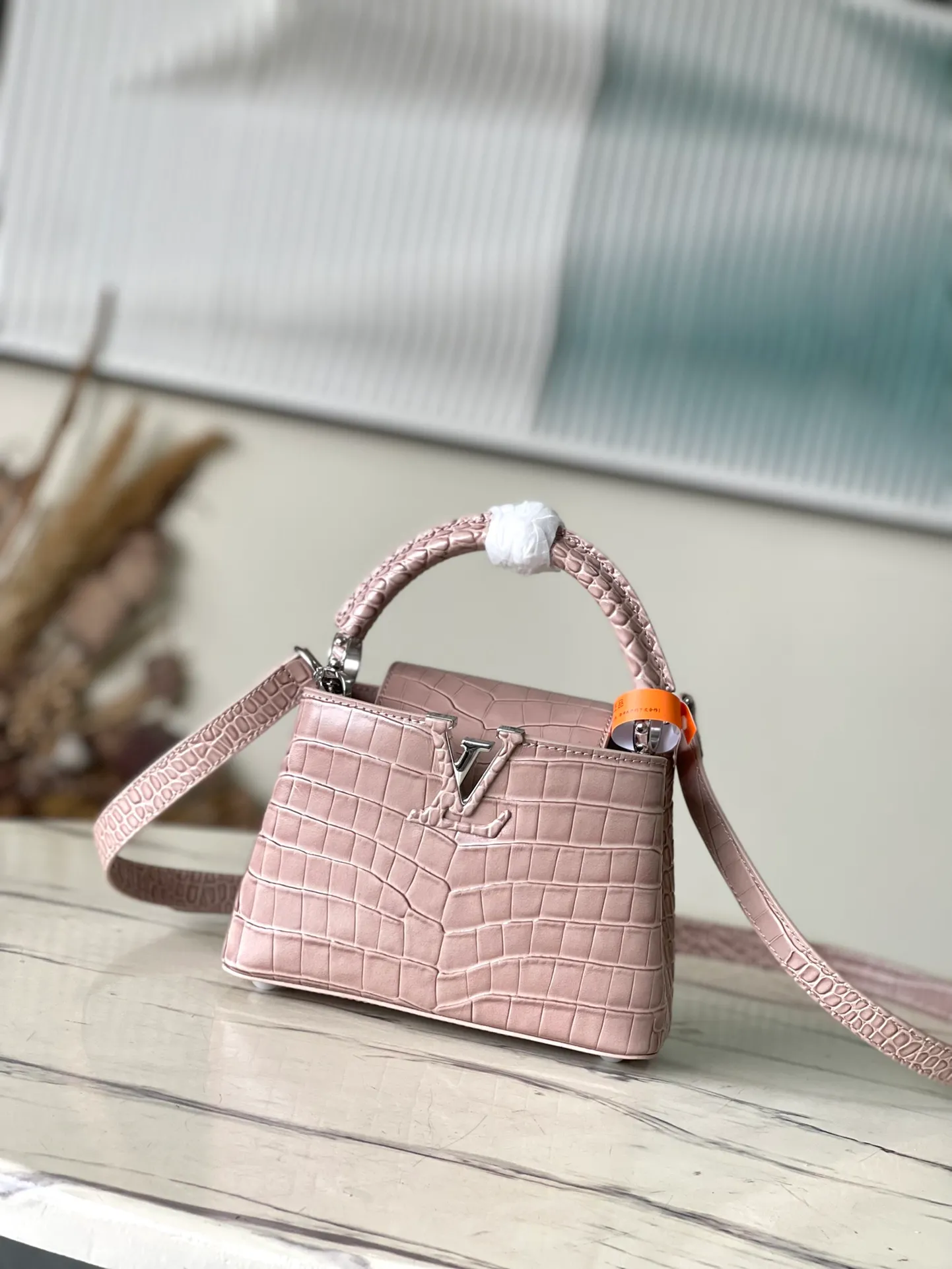 💰2160 (Special Grade Original Leather) N93429 Gray Glossy Crocodile Pattern Silver Buckle This Capucines mini handbag is made of crocodile pattern leather and has a luxurious texture. Lined with premium sheepskin leather and equipped with dazzling hardware. The chic Capucines flap can be stored inside the bag to showcase the brand's logo, or flipped out to reveal the Monogram floral pattern. Its compact size makes this extraordinary bag perfect for evening events. Detailed features 21x14x8 cm (length x height x width)