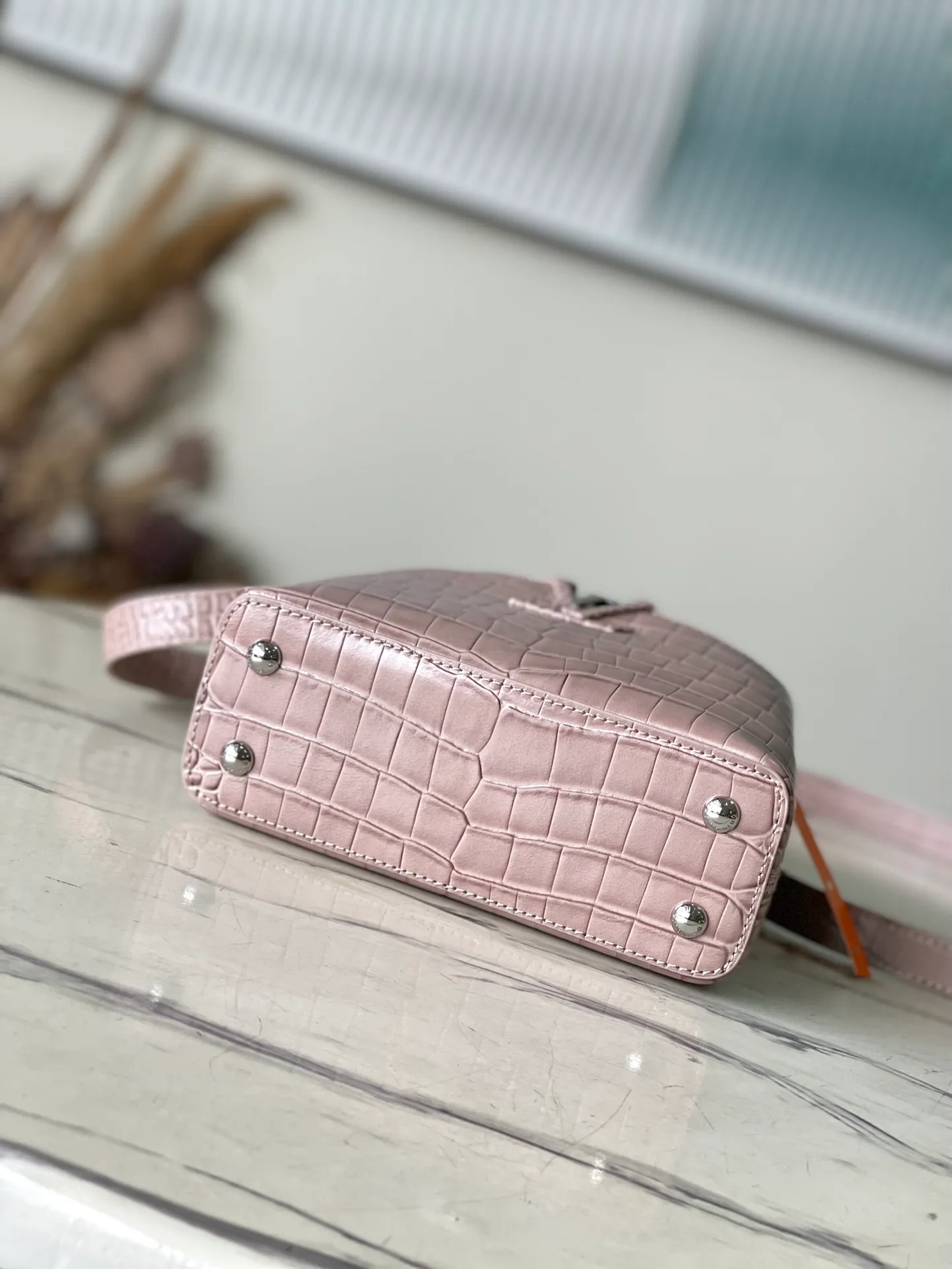 💰2160 (Special Grade Original Leather) N93429 Gray Glossy Crocodile Pattern Silver Buckle This Capucines mini handbag is made of crocodile pattern leather and has a luxurious texture. Lined with premium sheepskin leather and equipped with dazzling hardware. The chic Capucines flap can be stored inside the bag to showcase the brand's logo, or flipped out to reveal the Monogram floral pattern. Its compact size makes this extraordinary bag perfect for evening events. Detailed features 21x14x8 cm (length x height x width)
