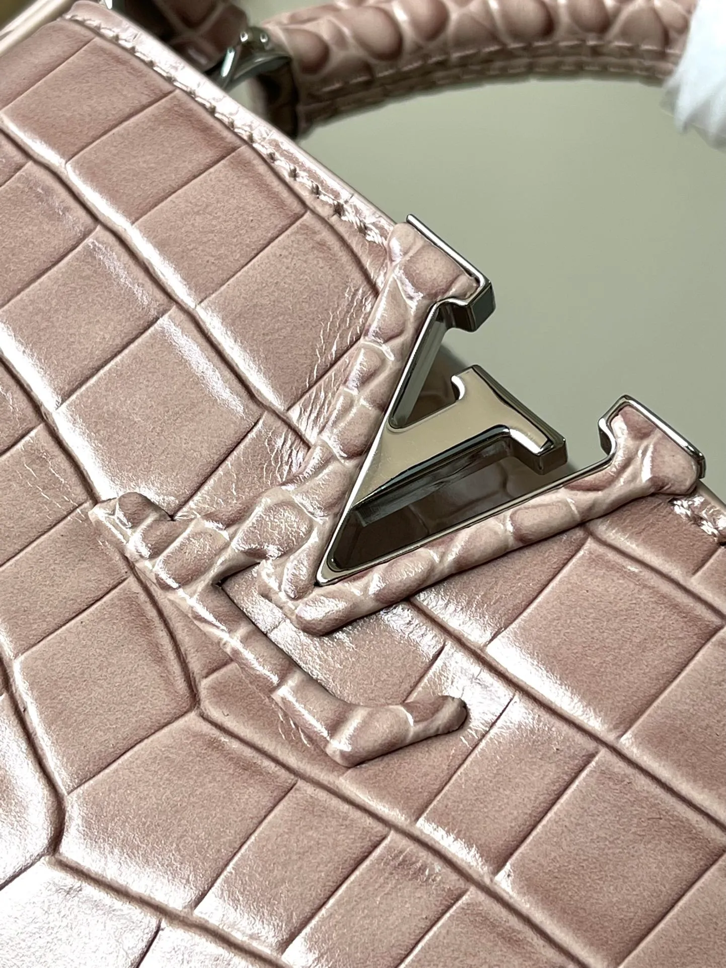 💰2160 (Special Grade Original Leather) N93429 Gray Glossy Crocodile Pattern Silver Buckle This Capucines mini handbag is made of crocodile pattern leather and has a luxurious texture. Lined with premium sheepskin leather and equipped with dazzling hardware. The chic Capucines flap can be stored inside the bag to showcase the brand's logo, or flipped out to reveal the Monogram floral pattern. Its compact size makes this extraordinary bag perfect for evening events. Detailed features 21x14x8 cm (length x height x width)
