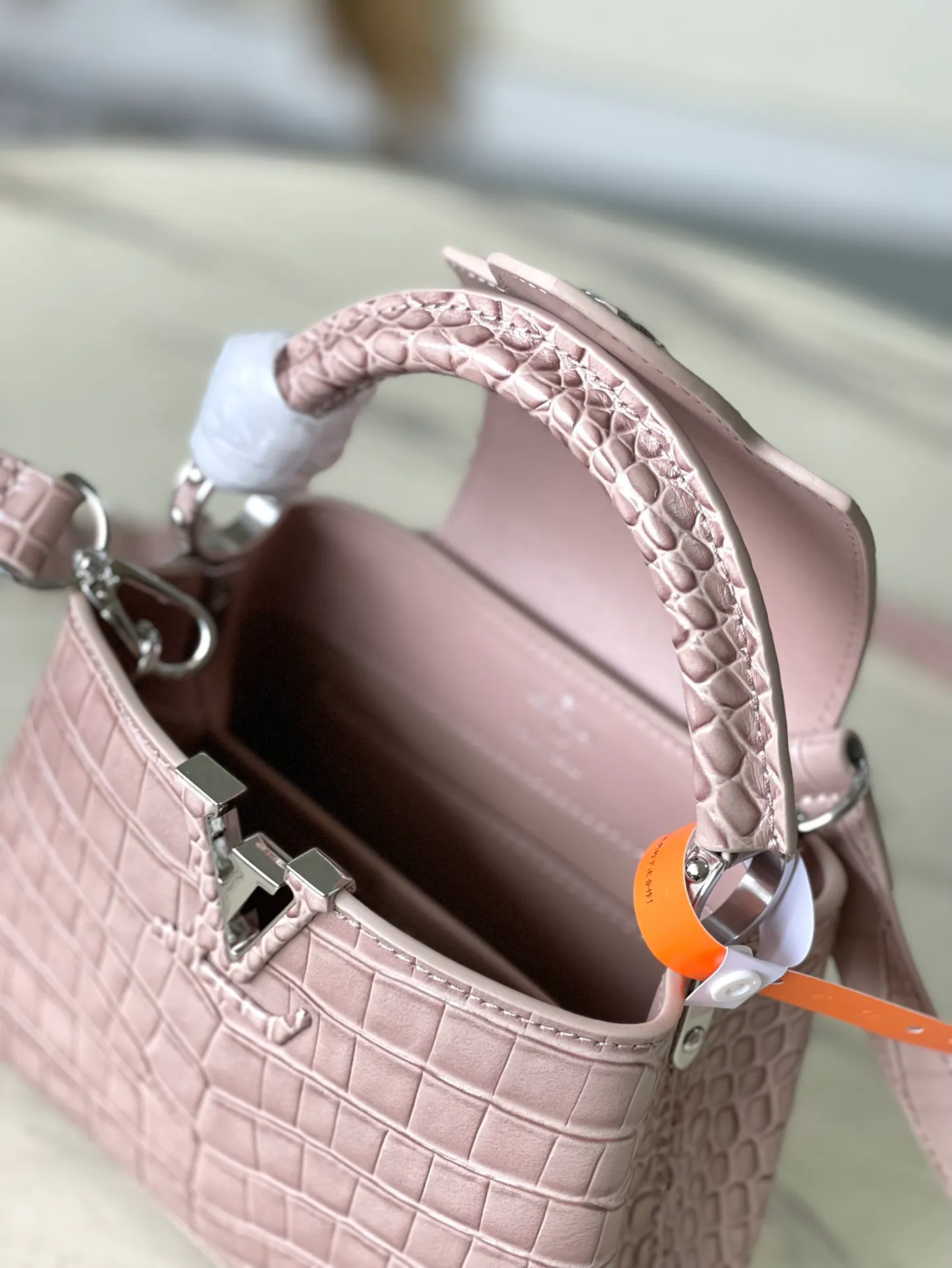 💰2160 (Special Grade Original Leather) N93429 Gray Glossy Crocodile Pattern Silver Buckle This Capucines mini handbag is made of crocodile pattern leather and has a luxurious texture. Lined with premium sheepskin leather and equipped with dazzling hardware. The chic Capucines flap can be stored inside the bag to showcase the brand's logo, or flipped out to reveal the Monogram floral pattern. Its compact size makes this extraordinary bag perfect for evening events. Detailed features 21x14x8 cm (length x height x width)