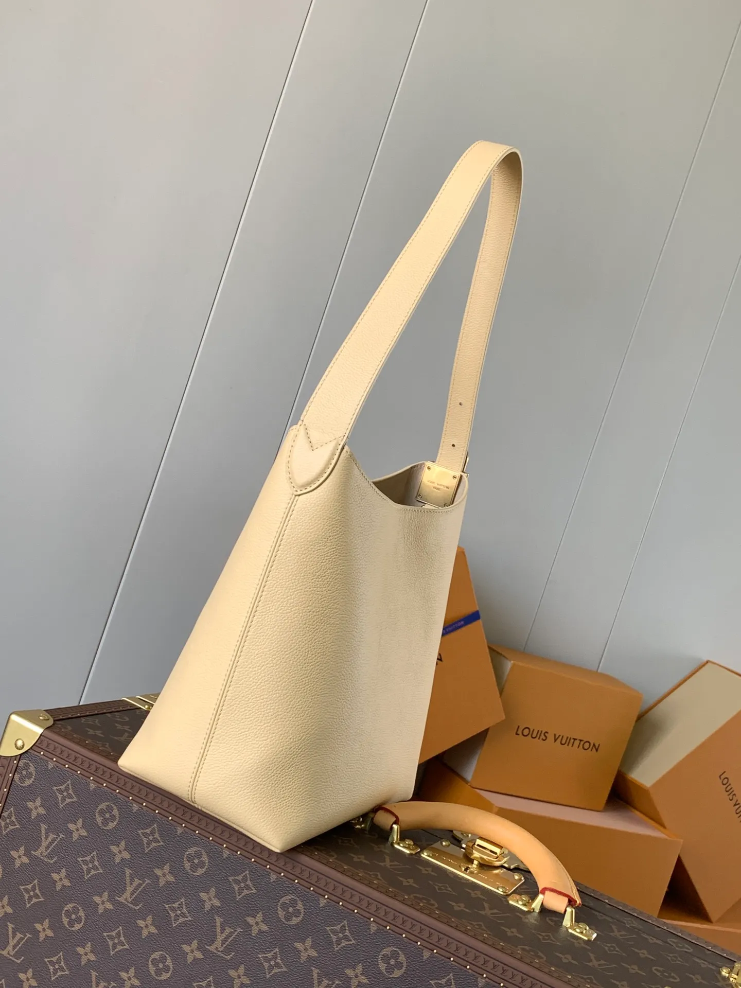 💰1160 (top-grain leather) top original order, change chip version, M25352 black, M25354 brown, 25353 yellow, Low Key Hobo small handbag is made of smooth cow leather with suede cow leather lining, which can accommodate short wallets, large smartphones, keys and other small items. The shoulder strap is adjustable with a padlock buckle, and a removable Monogram canvas zippered interior pocket keeps it organized. 24.0 x 28.0 x 16.0 cm (length x height x width)