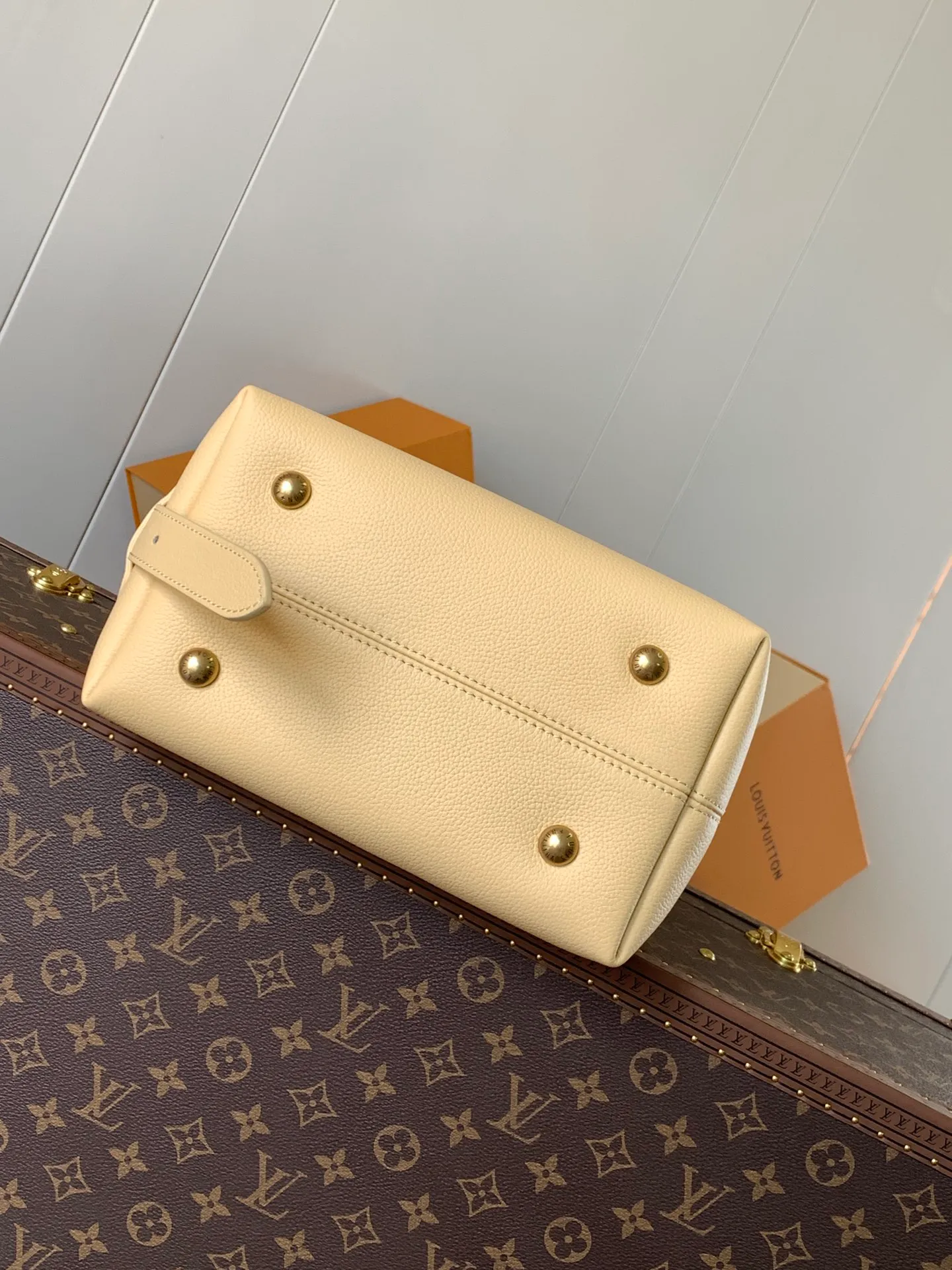 💰1160 (top-grain leather) top original order, change chip version, M25352 black, M25354 brown, 25353 yellow, Low Key Hobo small handbag is made of smooth cow leather with suede cow leather lining, which can accommodate short wallets, large smartphones, keys and other small items. The shoulder strap is adjustable with a padlock buckle, and a removable Monogram canvas zippered interior pocket keeps it organized. 24.0 x 28.0 x 16.0 cm (length x height x width)
