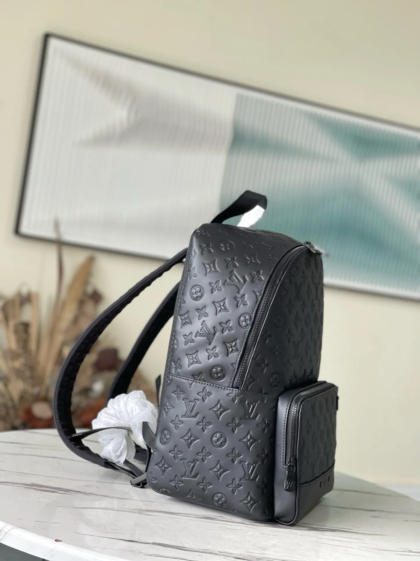 💰1180 (top-grain leather) top-quality original M46109 embossed Racer backpack uses Monogram Shadow leather to express your personality. Lightweight and soft calfskin is discreetly embossed with the classic Monogram pattern, and the comfortable shoulder straps and wraparound zipper fit the contemporary travel style. Dimensions: 33 x 41 x 18 cm