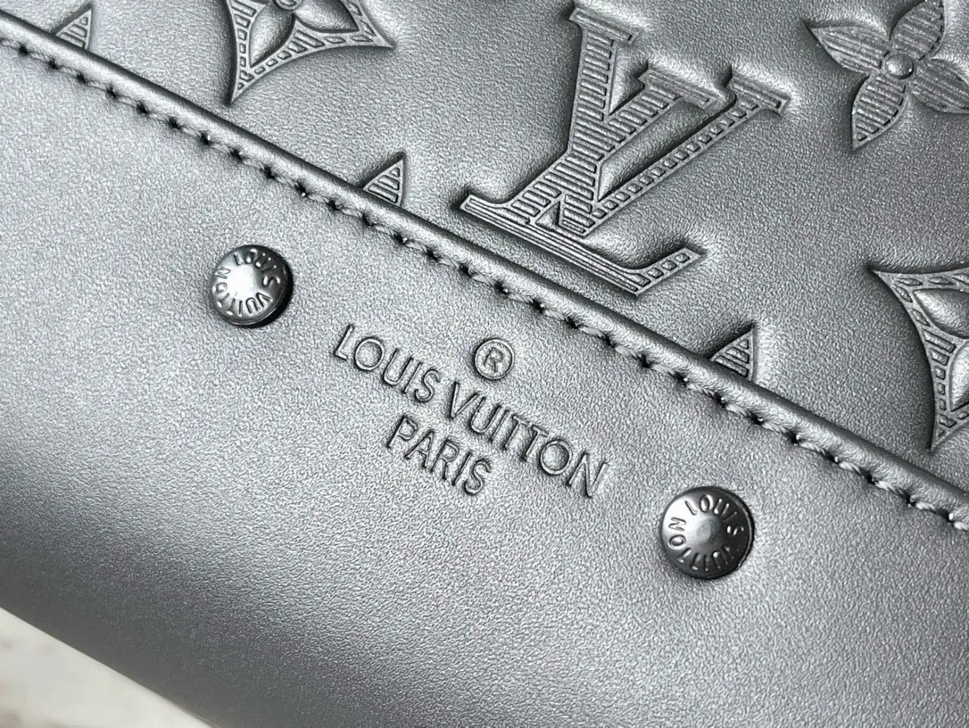 💰1180 (top-grain leather) top-quality original M46109 embossed Racer backpack uses Monogram Shadow leather to express your personality. Lightweight and soft calfskin is discreetly embossed with the classic Monogram pattern, and the comfortable shoulder straps and wraparound zipper fit the contemporary travel style. Dimensions: 33 x 41 x 18 cm