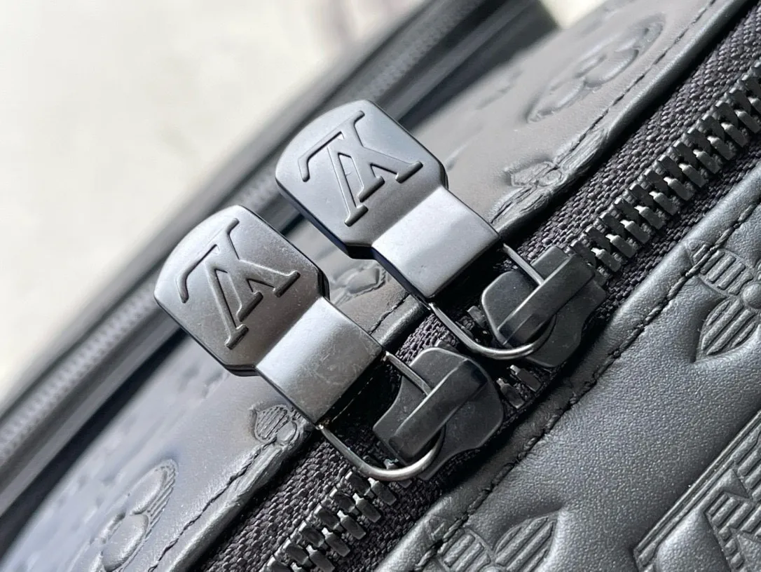 💰1180 (top-grain leather) top-quality original M46109 embossed Racer backpack uses Monogram Shadow leather to express your personality. Lightweight and soft calfskin is discreetly embossed with the classic Monogram pattern, and the comfortable shoulder straps and wraparound zipper fit the contemporary travel style. Dimensions: 33 x 41 x 18 cm