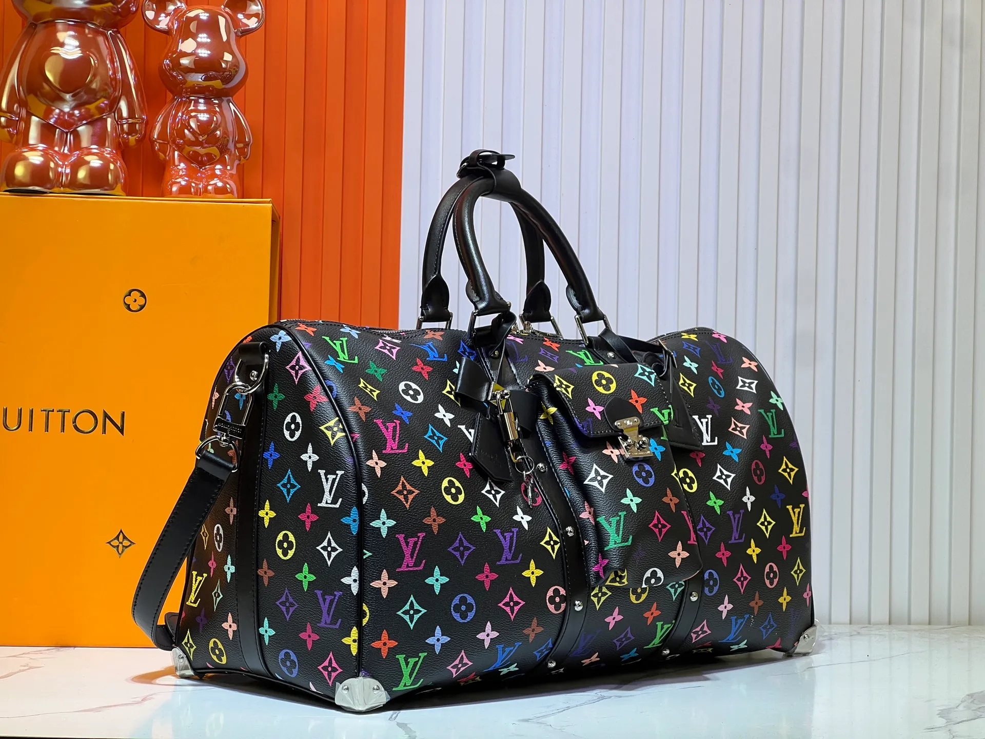 Batch 520💰 M13742 white color black color travel bag new season LV x TM KEEPALL BANDOULIÈRE 45 travel bag This Keepall Bandoulière 45 Jh travel bag is from the Louis Vuitton The S-lock buckle and glossy metal corners on the front pocket establish a classic foundation, while the rivet ribbon and bow-shaped key bag highlight the new season trend. 27 x 20 x 45 cm.