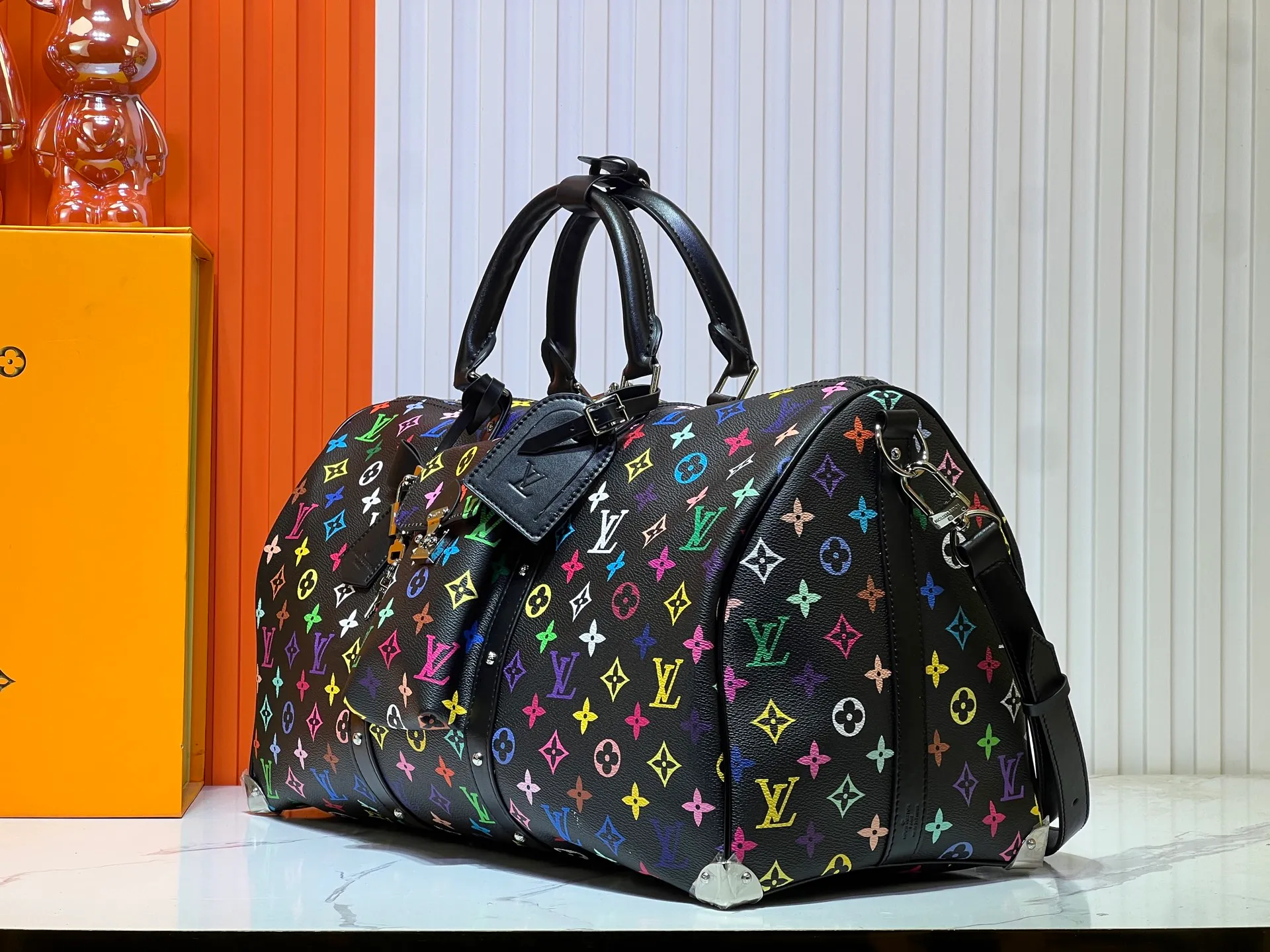 Batch 520💰 M13742 white color black color travel bag new season LV x TM KEEPALL BANDOULIÈRE 45 travel bag This Keepall Bandoulière 45 Jh travel bag is from the Louis Vuitton The S-lock buckle and glossy metal corners on the front pocket establish a classic foundation, while the rivet ribbon and bow-shaped key bag highlight the new season trend. 27 x 20 x 45 cm.