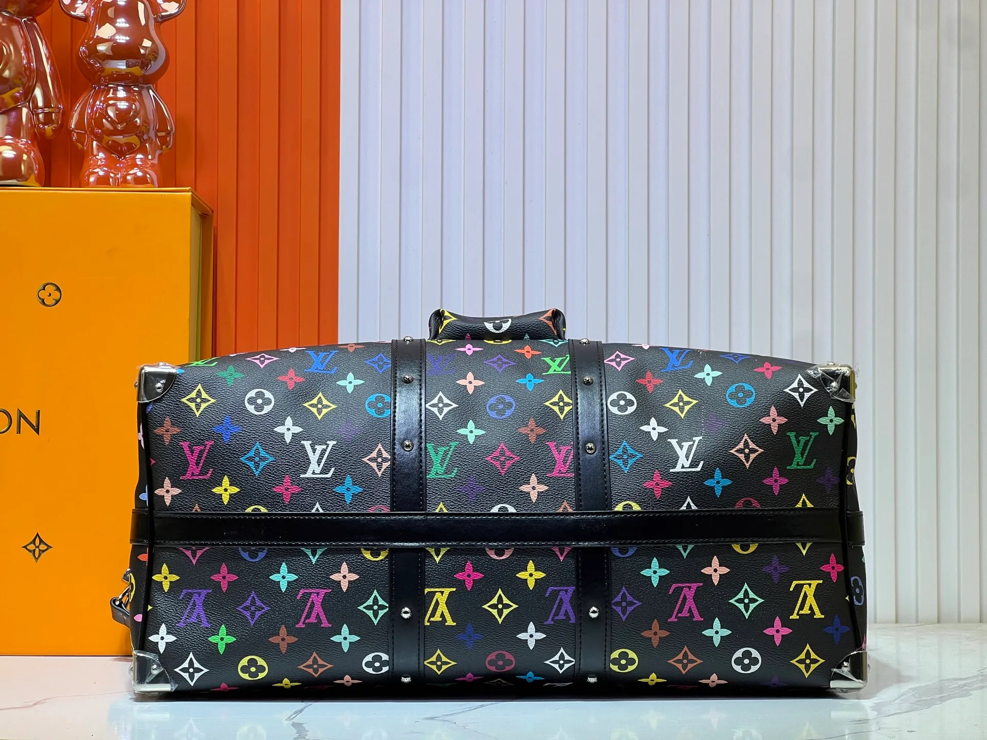 Batch 520💰 M13742 white color black color travel bag new season LV x TM KEEPALL BANDOULIÈRE 45 travel bag This Keepall Bandoulière 45 Jh travel bag is from the Louis Vuitton The S-lock buckle and glossy metal corners on the front pocket establish a classic foundation, while the rivet ribbon and bow-shaped key bag highlight the new season trend. 27 x 20 x 45 cm.