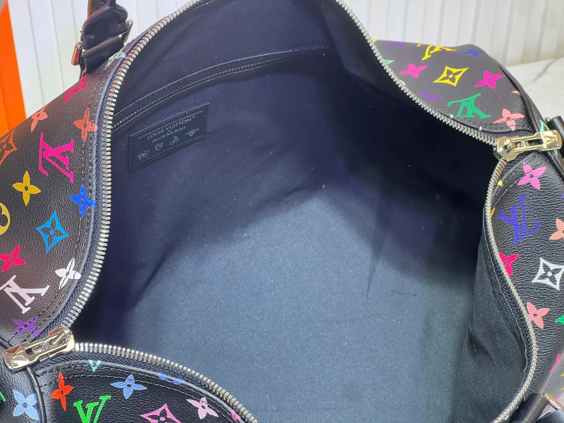 Batch 520💰 M13742 white color black color travel bag new season LV x TM KEEPALL BANDOULIÈRE 45 travel bag This Keepall Bandoulière 45 Jh travel bag is from the Louis Vuitton The S-lock buckle and glossy metal corners on the front pocket establish a classic foundation, while the rivet ribbon and bow-shaped key bag highlight the new season trend. 27 x 20 x 45 cm.