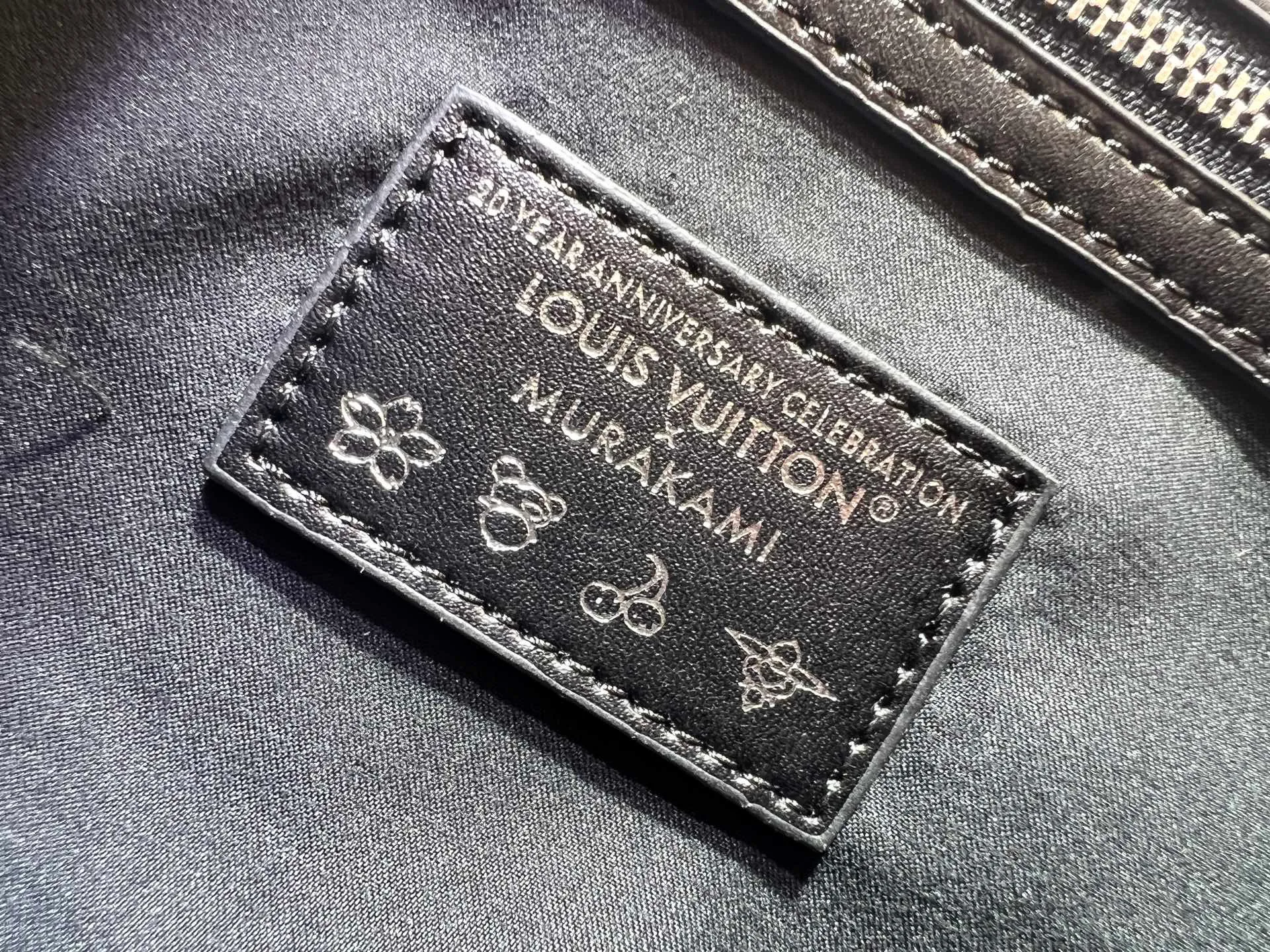 Batch 520💰 M13742 white color black color travel bag new season LV x TM KEEPALL BANDOULIÈRE 45 travel bag This Keepall Bandoulière 45 Jh travel bag is from the Louis Vuitton The S-lock buckle and glossy metal corners on the front pocket establish a classic foundation, while the rivet ribbon and bow-shaped key bag highlight the new season trend. 27 x 20 x 45 cm.
