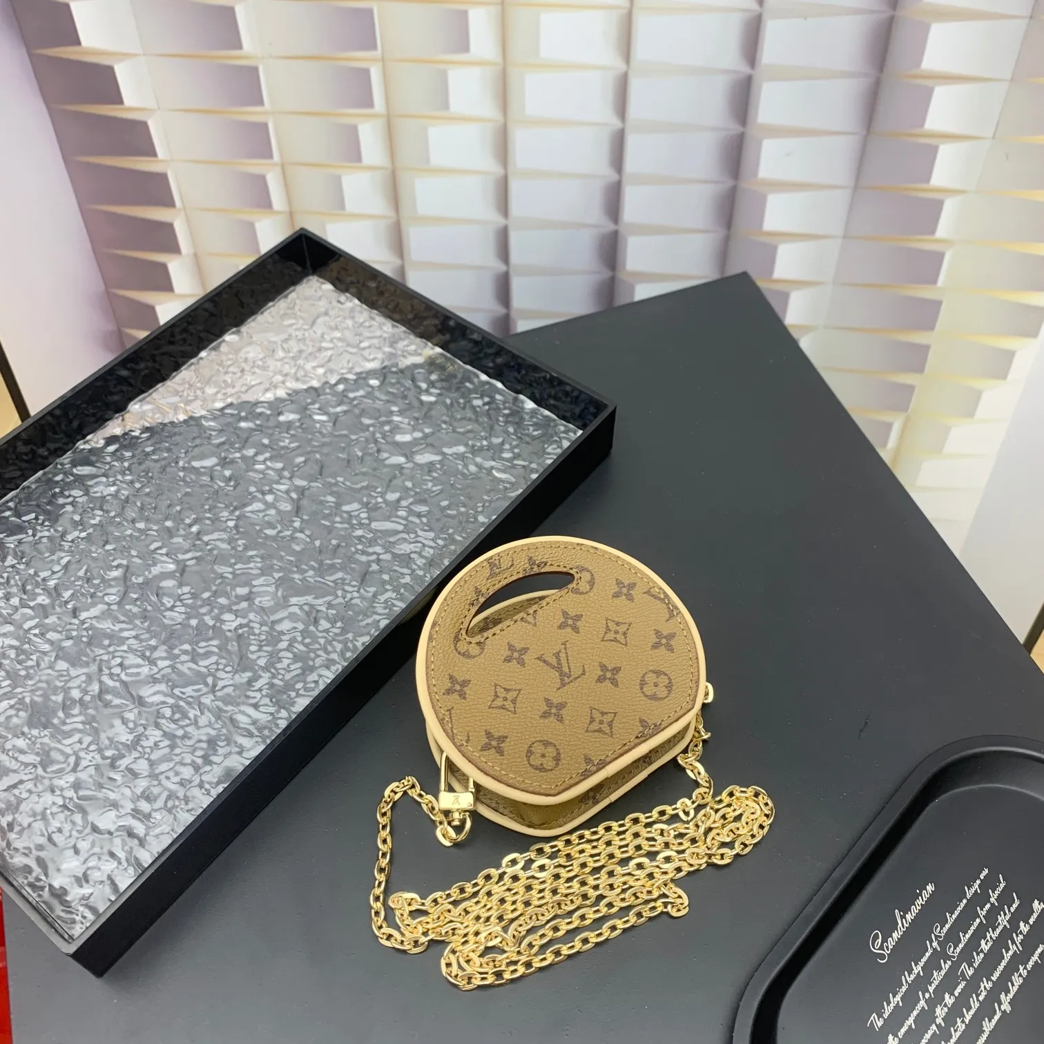 💰200 new update This Around Me handbag is made of Monogram coated canvas, interpreting the inspiration of the brand's LV Circle logo. The logo was created in the 1920s and is used in Louis Vuitton stores and advertising. Shown on the Spring/Summer 2024 runway, this sleek bag features an integrated handle for a simple yet elegant look. Exquisite configuration releases trendy style.