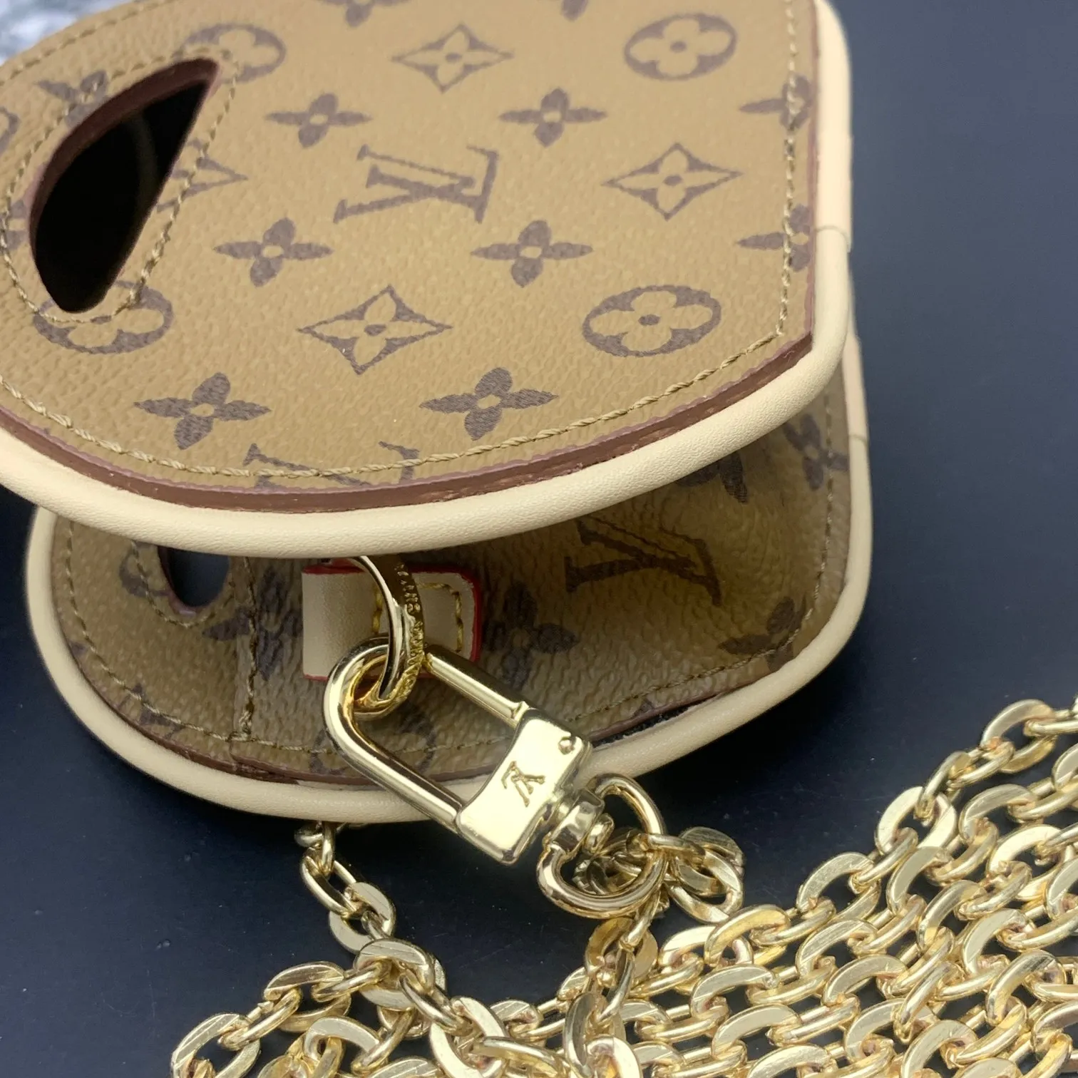 💰200 new update This Around Me handbag is made of Monogram coated canvas, interpreting the inspiration of the brand's LV Circle logo. The logo was created in the 1920s and is used in Louis Vuitton stores and advertising. Shown on the Spring/Summer 2024 runway, this sleek bag features an integrated handle for a simple yet elegant look. Exquisite configuration releases trendy style.