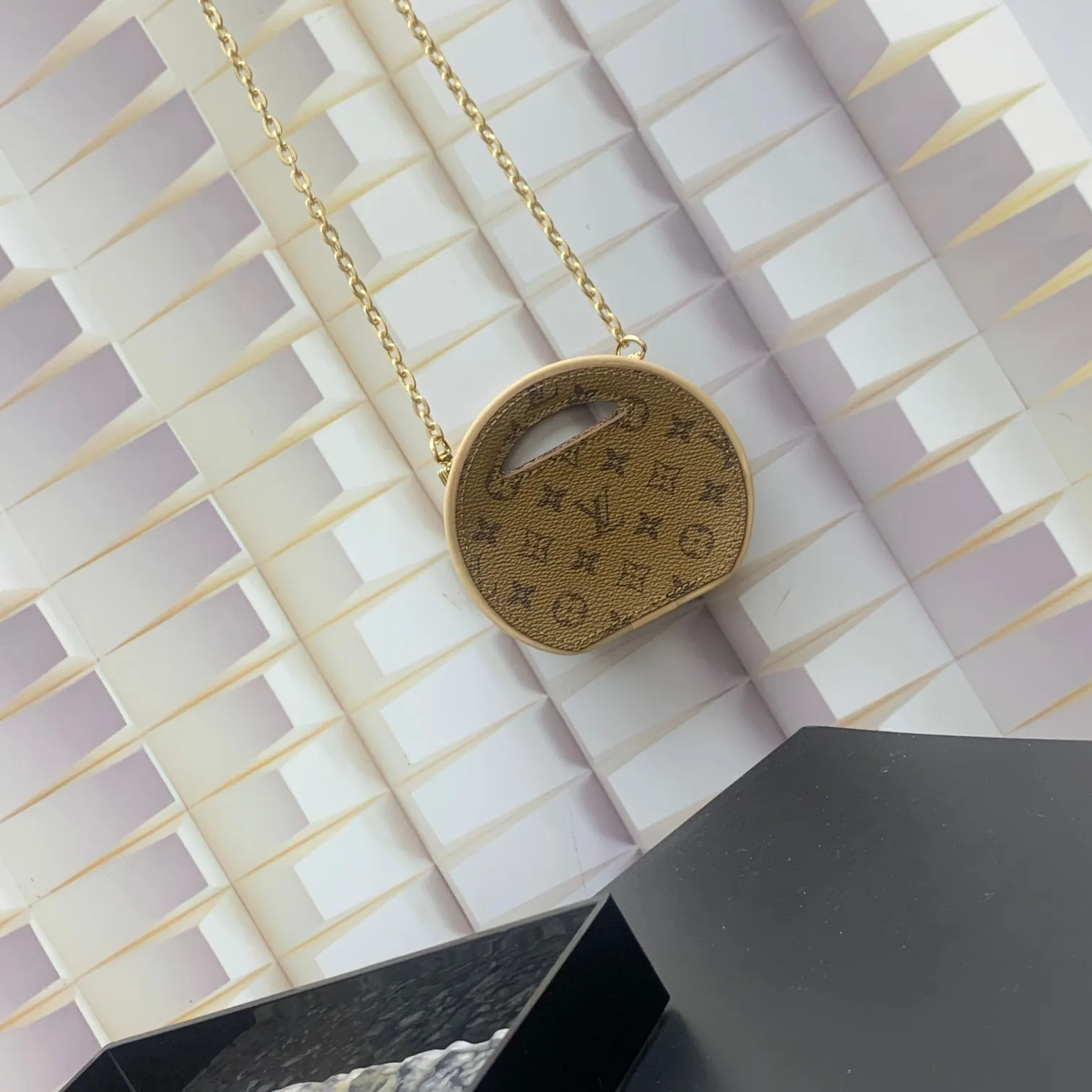 💰200 new update This Around Me handbag is made of Monogram coated canvas, interpreting the inspiration of the brand's LV Circle logo. The logo was created in the 1920s and is used in Louis Vuitton stores and advertising. Shown on the Spring/Summer 2024 runway, this sleek bag features an integrated handle for a simple yet elegant look. Exquisite configuration releases trendy style.