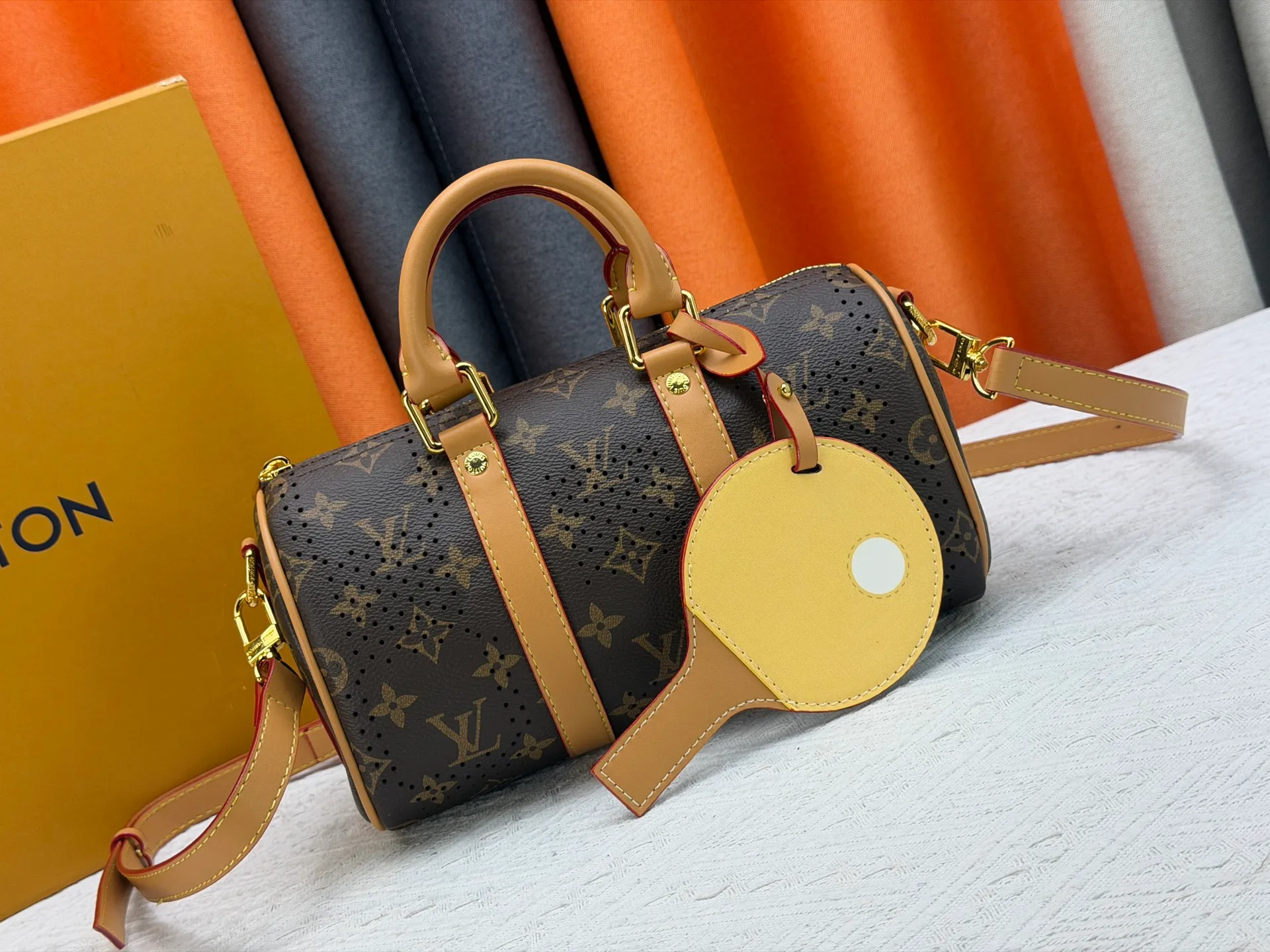 P240 Upgraded original M46271 Presbyopia hollow M26818 M26930 Beige brown M27161 This Keepall 25 handbag is made of Monogram Eclipse Reverse canvas, showing an elegant reinterpretation of Louis Vuitton's classic pattern. Reinforced straps and leather name tags are signature elements of the Keepall collection, while a zipper closure keeps personal items safe and secure. 25.0 x 15.0 x 11.0 cm (length x height x width)