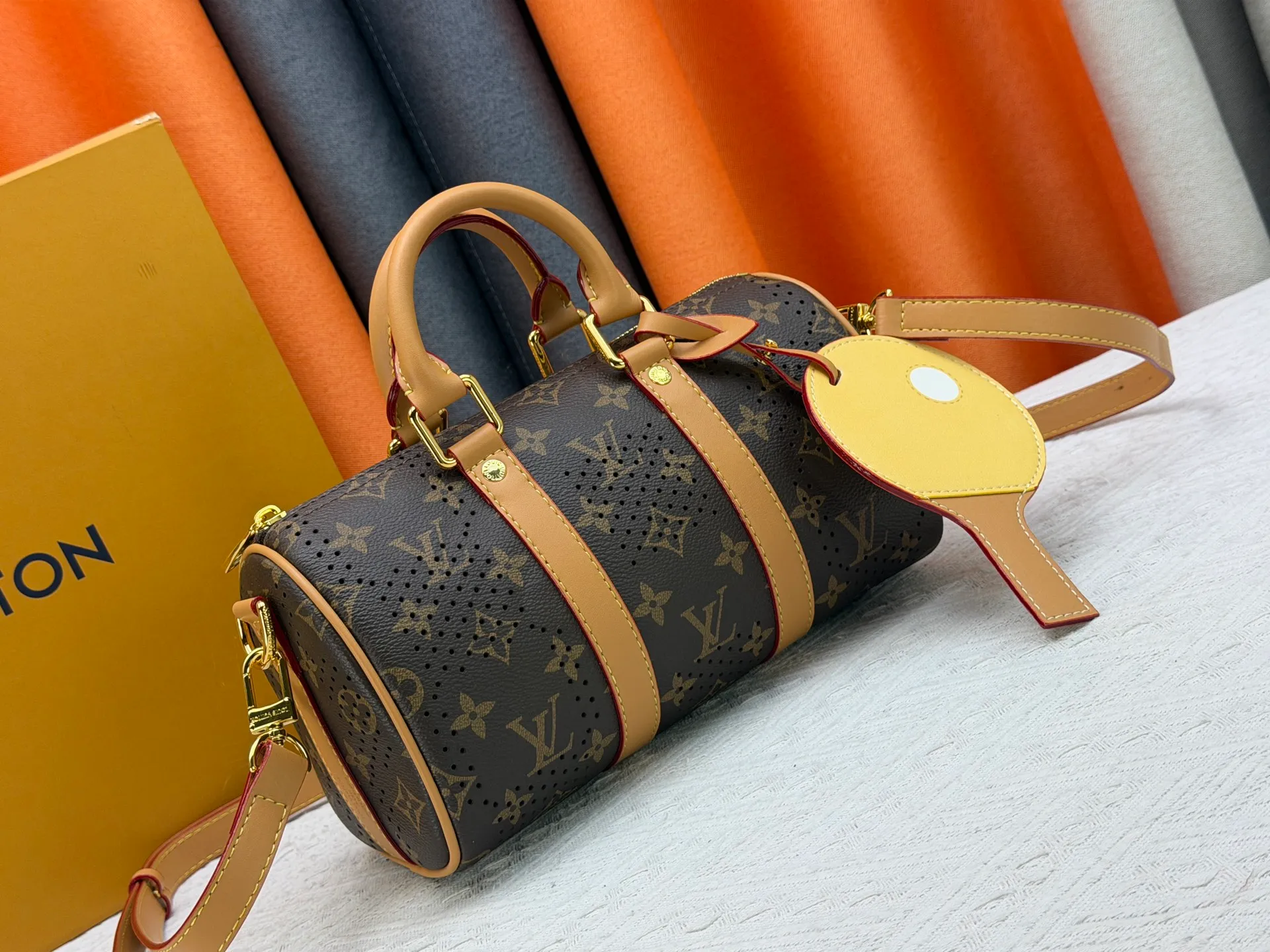 P240 Upgraded original M46271 Presbyopia hollow M26818 M26930 Beige brown M27161 This Keepall 25 handbag is made of Monogram Eclipse Reverse canvas, showing an elegant reinterpretation of Louis Vuitton's classic pattern. Reinforced straps and leather name tags are signature elements of the Keepall collection, while a zipper closure keeps personal items safe and secure. 25.0 x 15.0 x 11.0 cm (length x height x width)