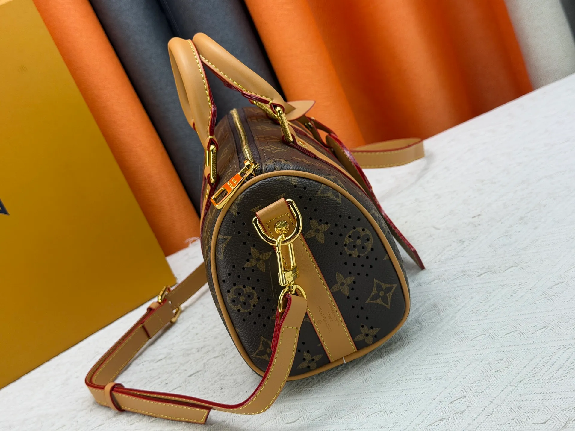 P240 Upgraded original M46271 Presbyopia hollow M26818 M26930 Beige brown M27161 This Keepall 25 handbag is made of Monogram Eclipse Reverse canvas, showing an elegant reinterpretation of Louis Vuitton's classic pattern. Reinforced straps and leather name tags are signature elements of the Keepall collection, while a zipper closure keeps personal items safe and secure. 25.0 x 15.0 x 11.0 cm (length x height x width)