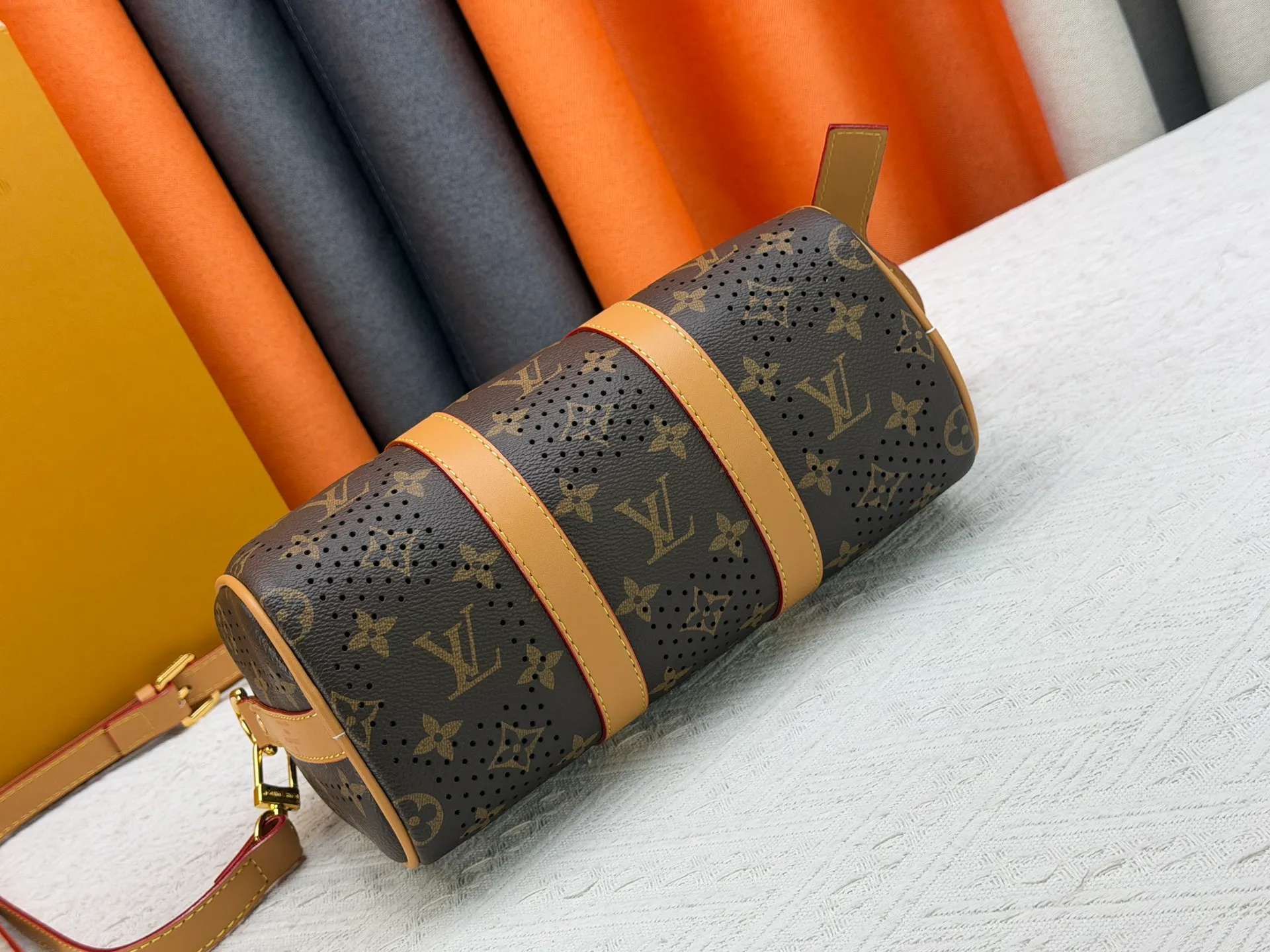 P240 Upgraded original M46271 Presbyopia hollow M26818 M26930 Beige brown M27161 This Keepall 25 handbag is made of Monogram Eclipse Reverse canvas, showing an elegant reinterpretation of Louis Vuitton's classic pattern. Reinforced straps and leather name tags are signature elements of the Keepall collection, while a zipper closure keeps personal items safe and secure. 25.0 x 15.0 x 11.0 cm (length x height x width)