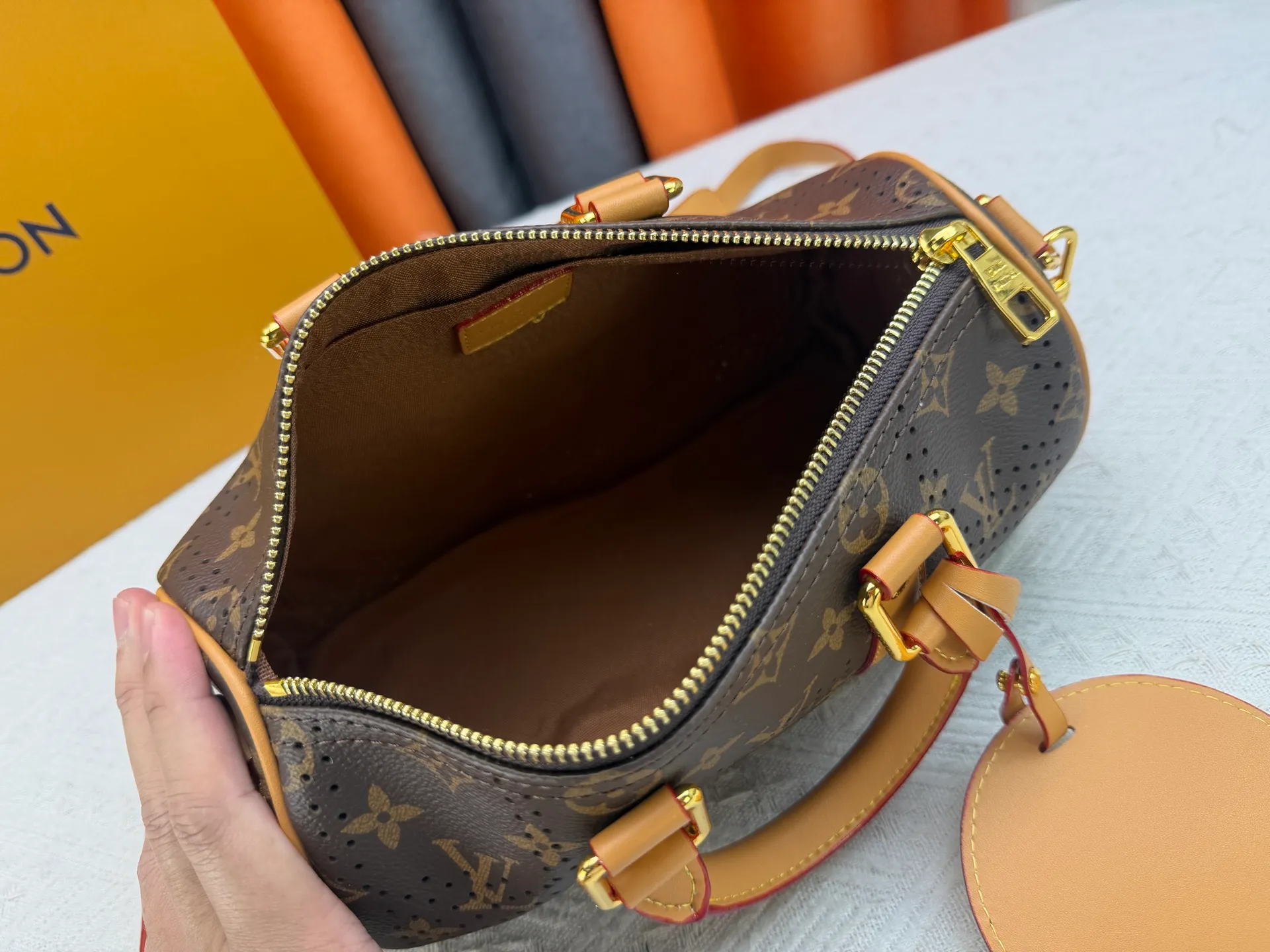P240 Upgraded original M46271 Presbyopia hollow M26818 M26930 Beige brown M27161 This Keepall 25 handbag is made of Monogram Eclipse Reverse canvas, showing an elegant reinterpretation of Louis Vuitton's classic pattern. Reinforced straps and leather name tags are signature elements of the Keepall collection, while a zipper closure keeps personal items safe and secure. 25.0 x 15.0 x 11.0 cm (length x height x width)