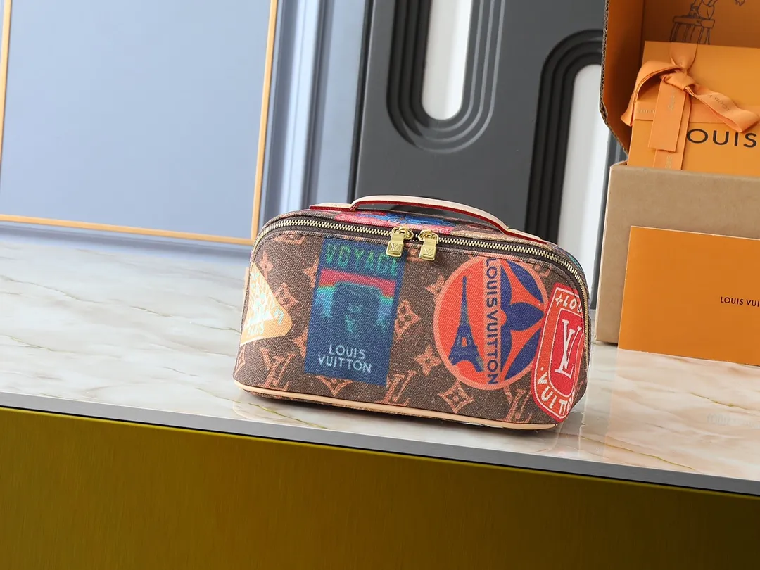 💰220💰Upgraded from the original M14744 M11750 M11508 This 2 Compartments toilet bag is made of Monogram coated canvas with cow leather trim, and uses Louis Vuitton travel stickers to pay tribute to the travel fashion at the turn of the last century. Internal compartments allow for easy storage, and dual zip closures add functionality. Dimensions: 24.0 x 13.0 x 13.0 cm (length x height x width)