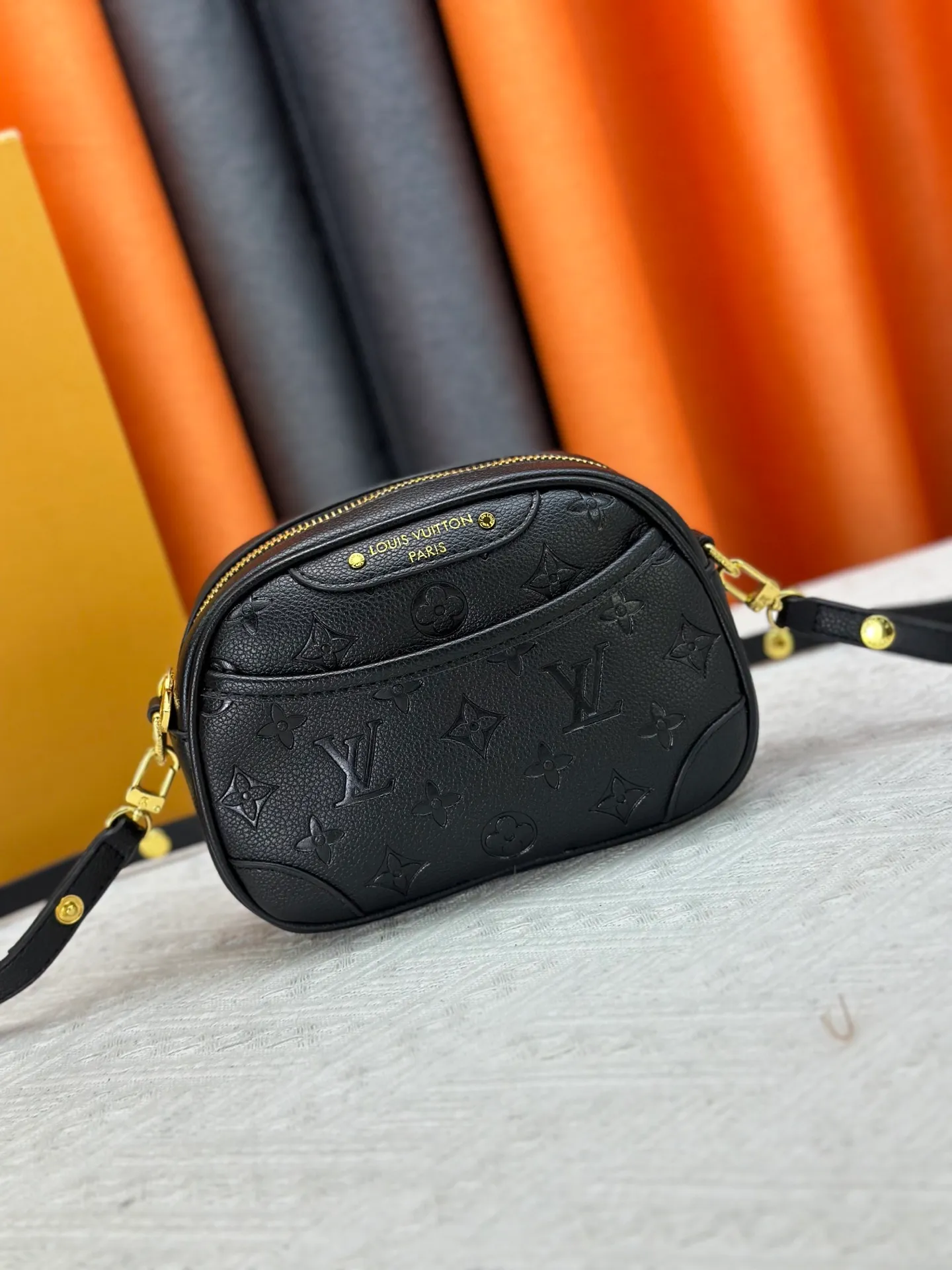 P220 Upgraded original M25518 M26509 This TINY CAMERA BAG handbag comes from the Monogram Empreinte Ys series. It is made of elegant cow leather decorated with dazzling metal parts, making it an everyday choice suitable for both day and night. The front patch pocket makes it easy to access credit cards or transportation cards, and the adjustable shoulder strap allows for a variety of carrying methods. Dimensions: 13 x 6 x 19 cm. (height x width x length)