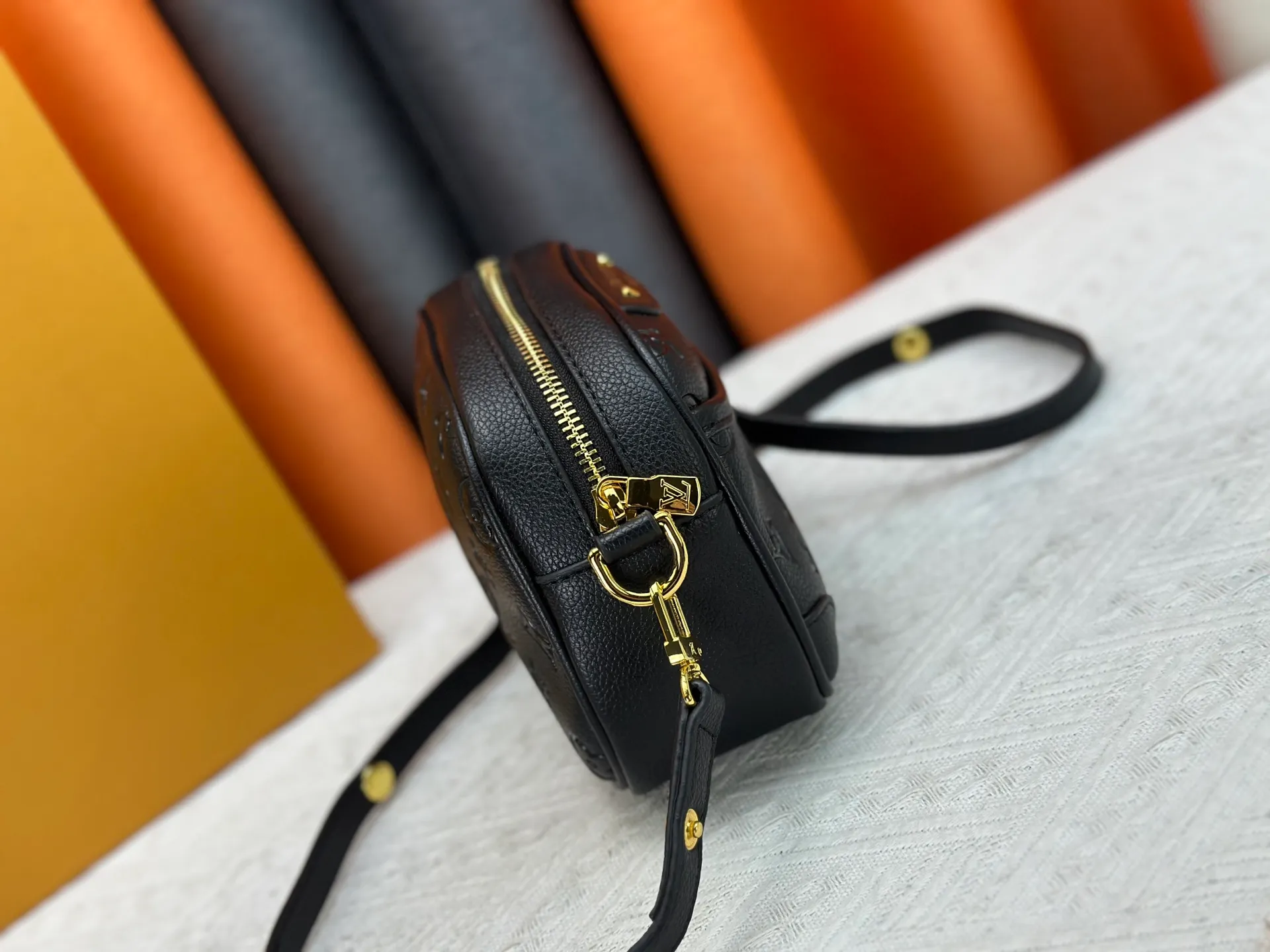 P220 Upgraded original M25518 M26509 This TINY CAMERA BAG handbag comes from the Monogram Empreinte Ys series. It is made of elegant cow leather decorated with dazzling metal parts, making it an everyday choice suitable for both day and night. The front patch pocket makes it easy to access credit cards or transportation cards, and the adjustable shoulder strap allows for a variety of carrying methods. Dimensions: 13 x 6 x 19 cm. (height x width x length)