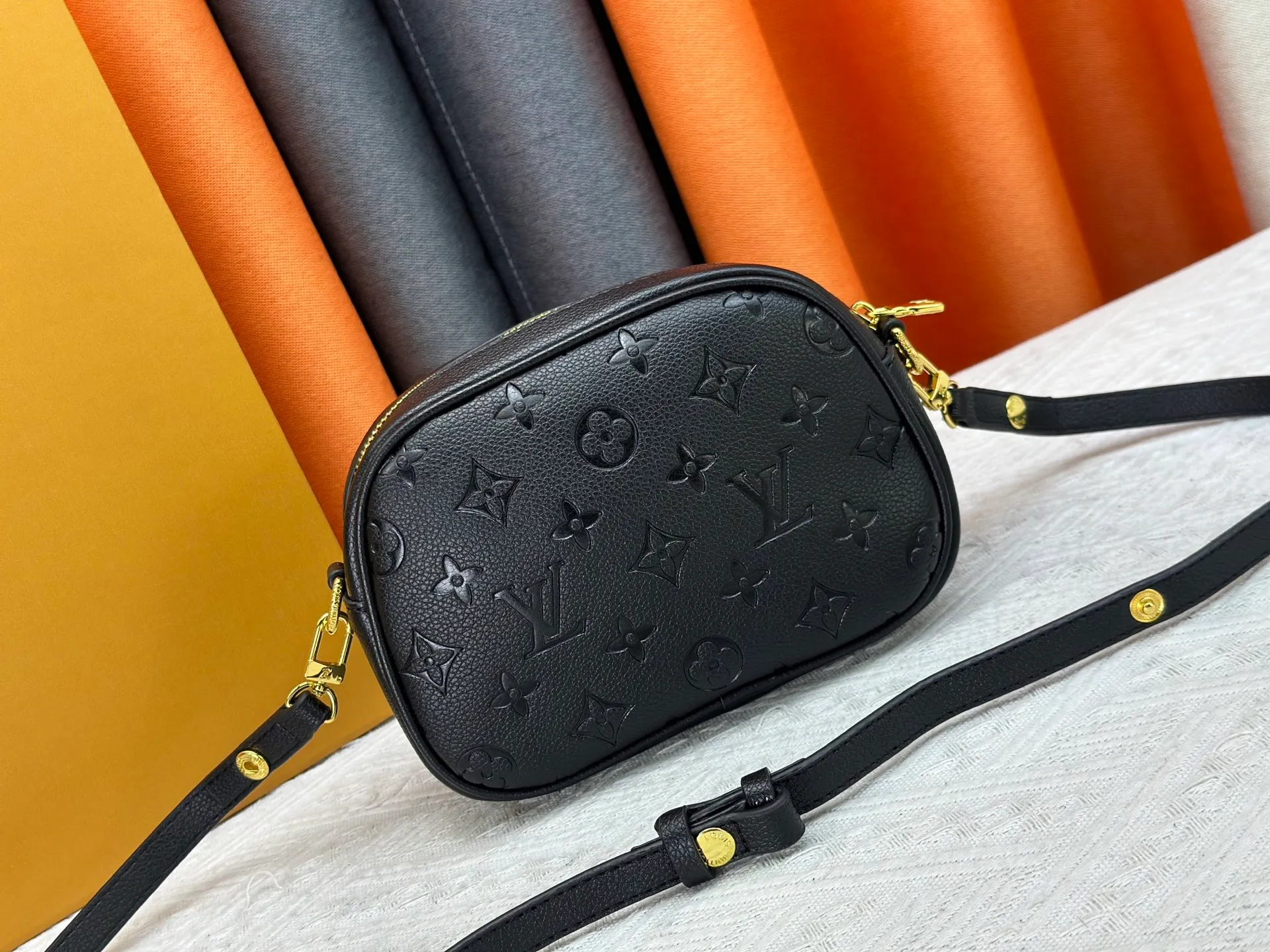 P220 Upgraded original M25518 M26509 This TINY CAMERA BAG handbag comes from the Monogram Empreinte Ys series. It is made of elegant cow leather decorated with dazzling metal parts, making it an everyday choice suitable for both day and night. The front patch pocket makes it easy to access credit cards or transportation cards, and the adjustable shoulder strap allows for a variety of carrying methods. Dimensions: 13 x 6 x 19 cm. (height x width x length)