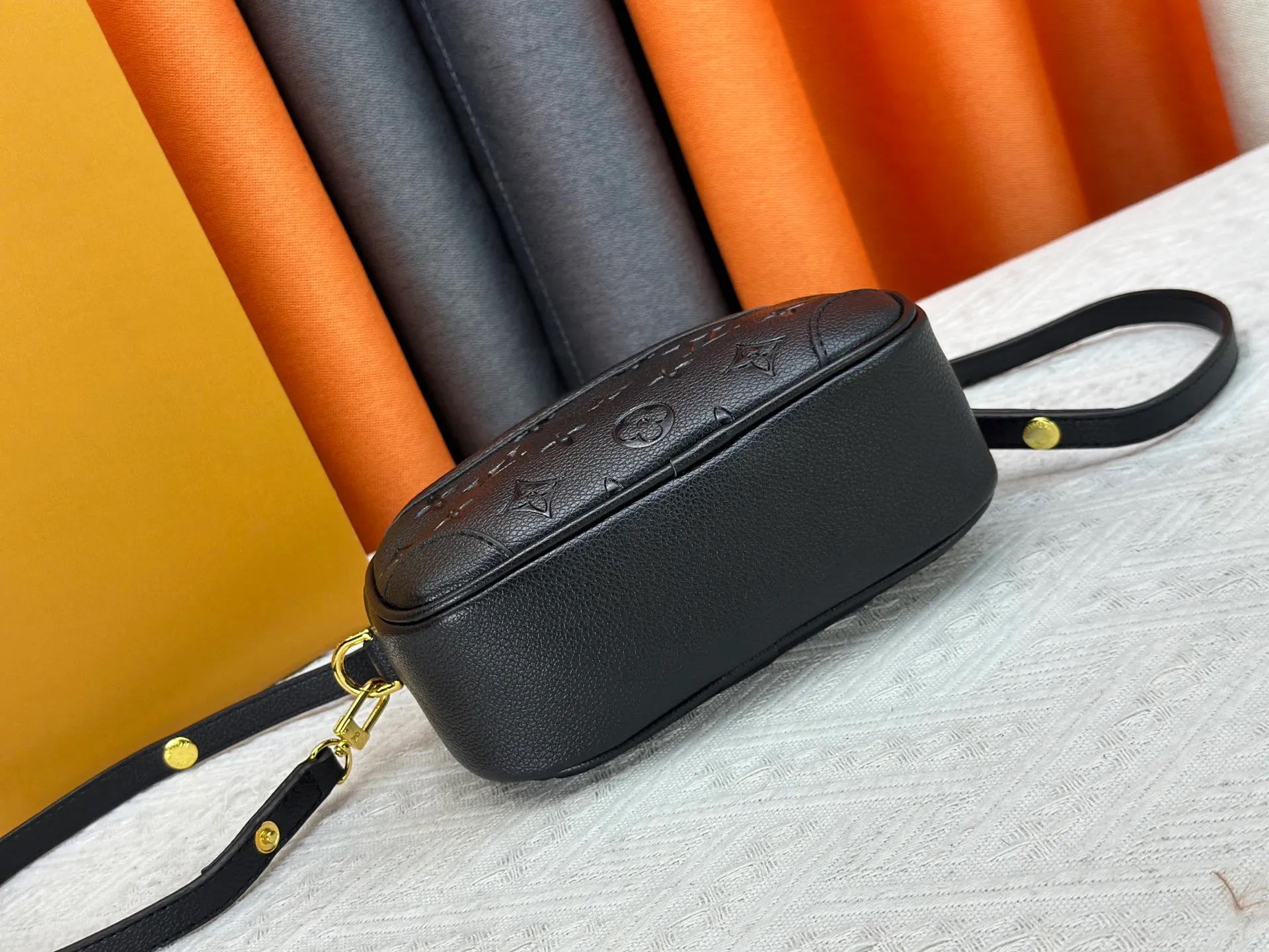 P220 Upgraded original M25518 M26509 This TINY CAMERA BAG handbag comes from the Monogram Empreinte Ys series. It is made of elegant cow leather decorated with dazzling metal parts, making it an everyday choice suitable for both day and night. The front patch pocket makes it easy to access credit cards or transportation cards, and the adjustable shoulder strap allows for a variety of carrying methods. Dimensions: 13 x 6 x 19 cm. (height x width x length)