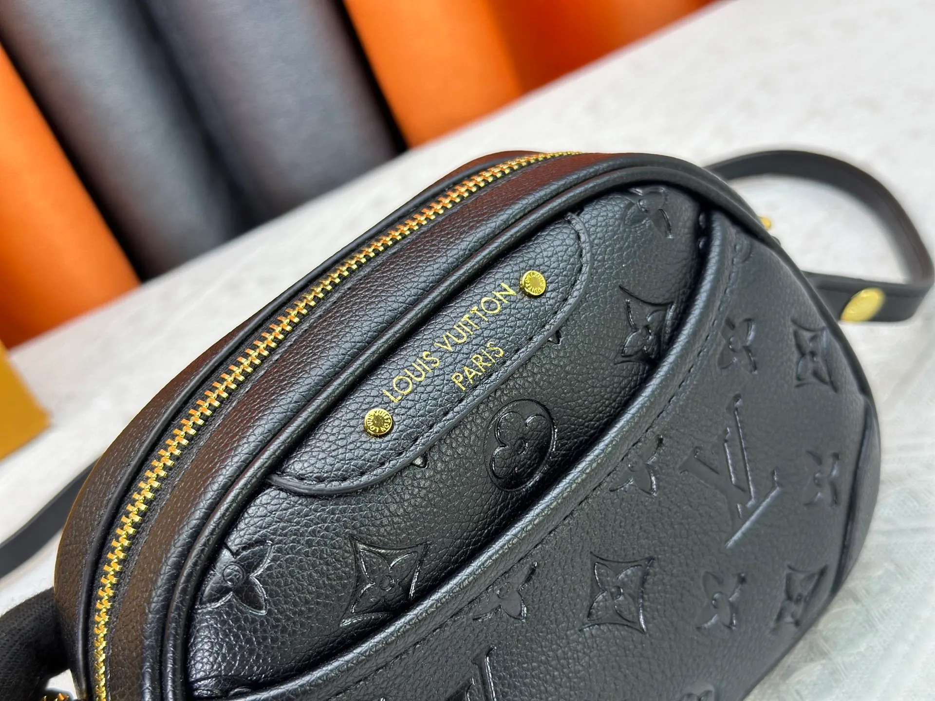 P220 Upgraded original M25518 M26509 This TINY CAMERA BAG handbag comes from the Monogram Empreinte Ys series. It is made of elegant cow leather decorated with dazzling metal parts, making it an everyday choice suitable for both day and night. The front patch pocket makes it easy to access credit cards or transportation cards, and the adjustable shoulder strap allows for a variety of carrying methods. Dimensions: 13 x 6 x 19 cm. (height x width x length)