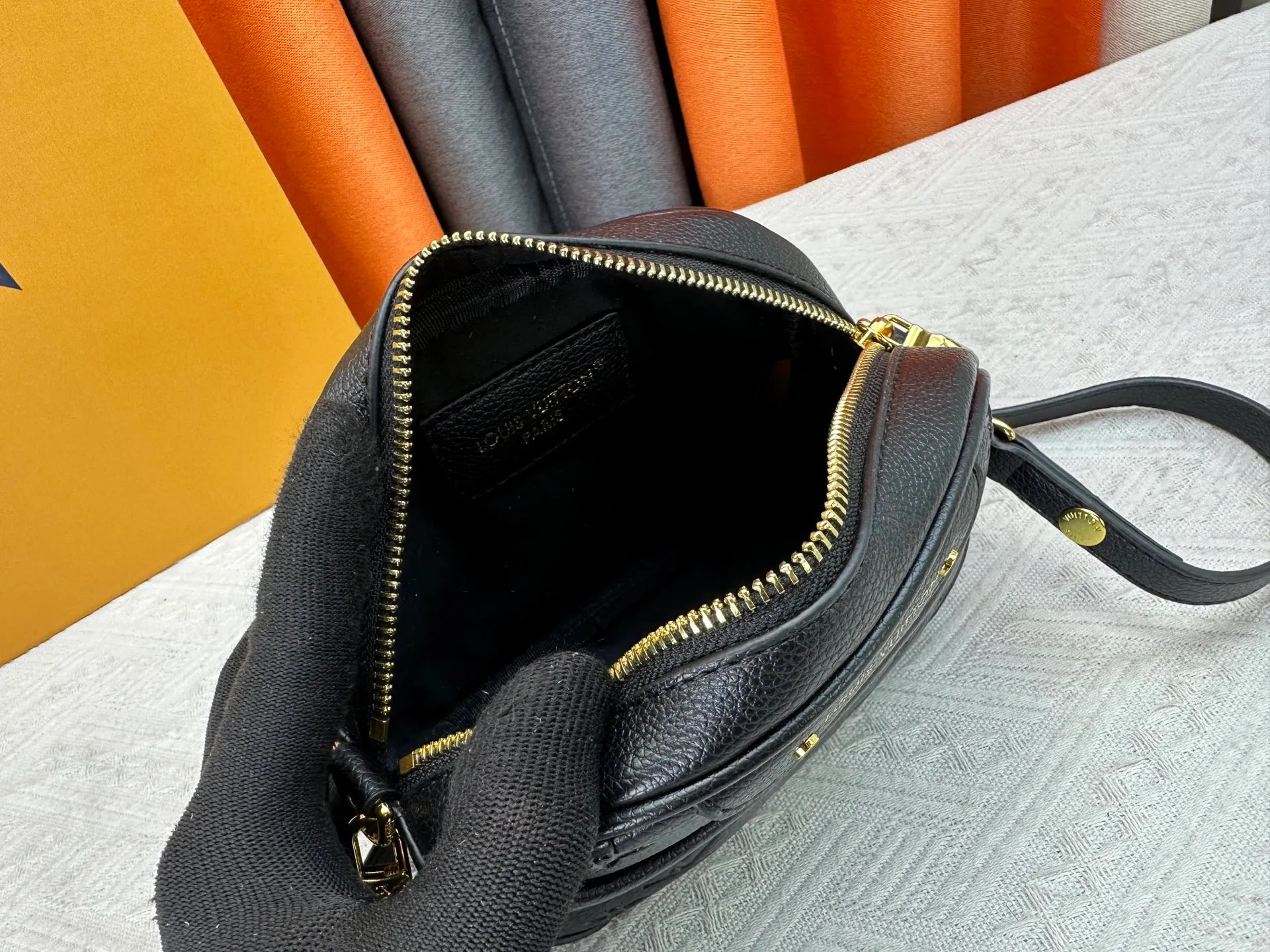 P220 Upgraded original M25518 M26509 This TINY CAMERA BAG handbag comes from the Monogram Empreinte Ys series. It is made of elegant cow leather decorated with dazzling metal parts, making it an everyday choice suitable for both day and night. The front patch pocket makes it easy to access credit cards or transportation cards, and the adjustable shoulder strap allows for a variety of carrying methods. Dimensions: 13 x 6 x 19 cm. (height x width x length)