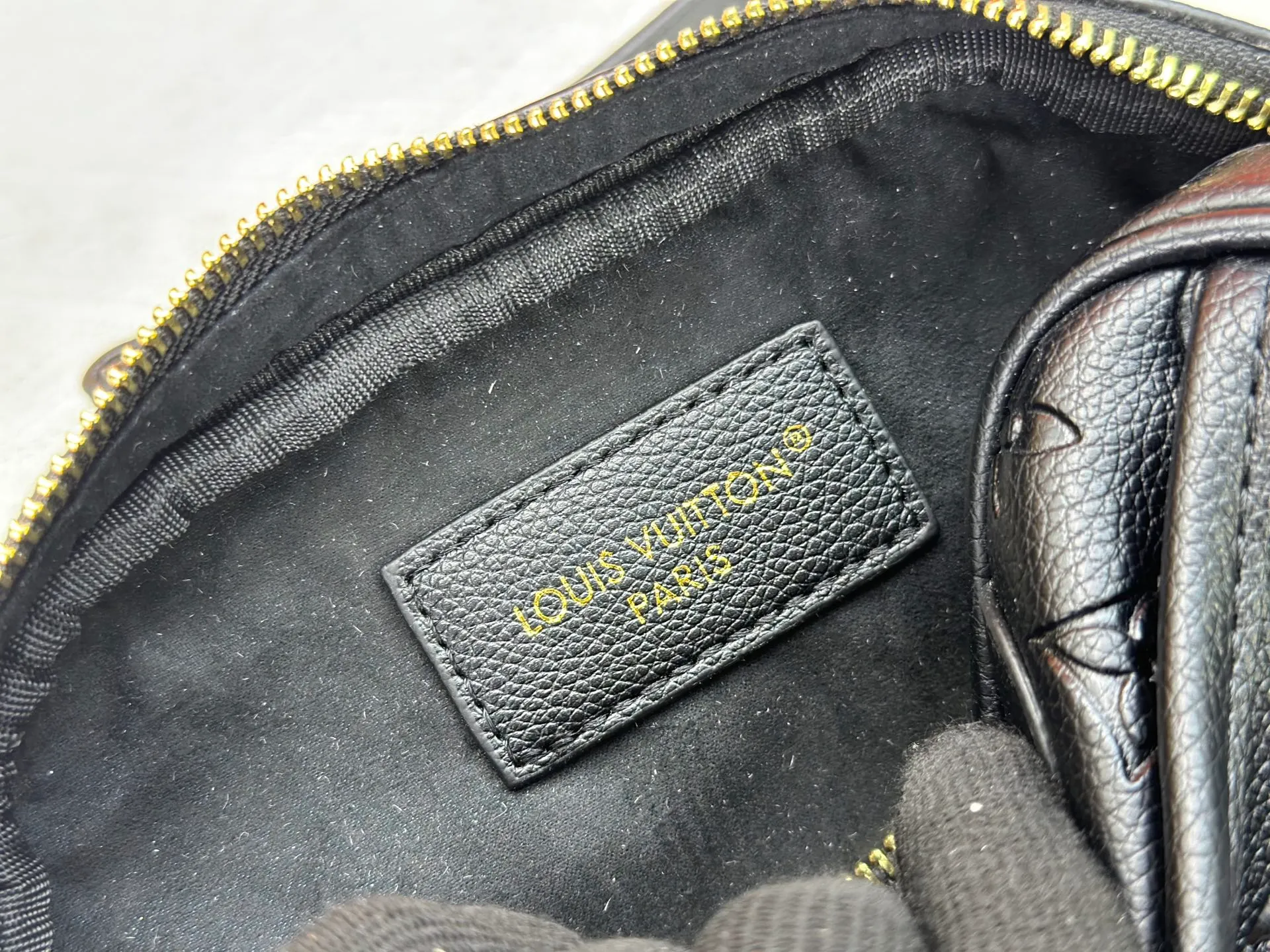 P220 Upgraded original M25518 M26509 This TINY CAMERA BAG handbag comes from the Monogram Empreinte Ys series. It is made of elegant cow leather decorated with dazzling metal parts, making it an everyday choice suitable for both day and night. The front patch pocket makes it easy to access credit cards or transportation cards, and the adjustable shoulder strap allows for a variety of carrying methods. Dimensions: 13 x 6 x 19 cm. (height x width x length)