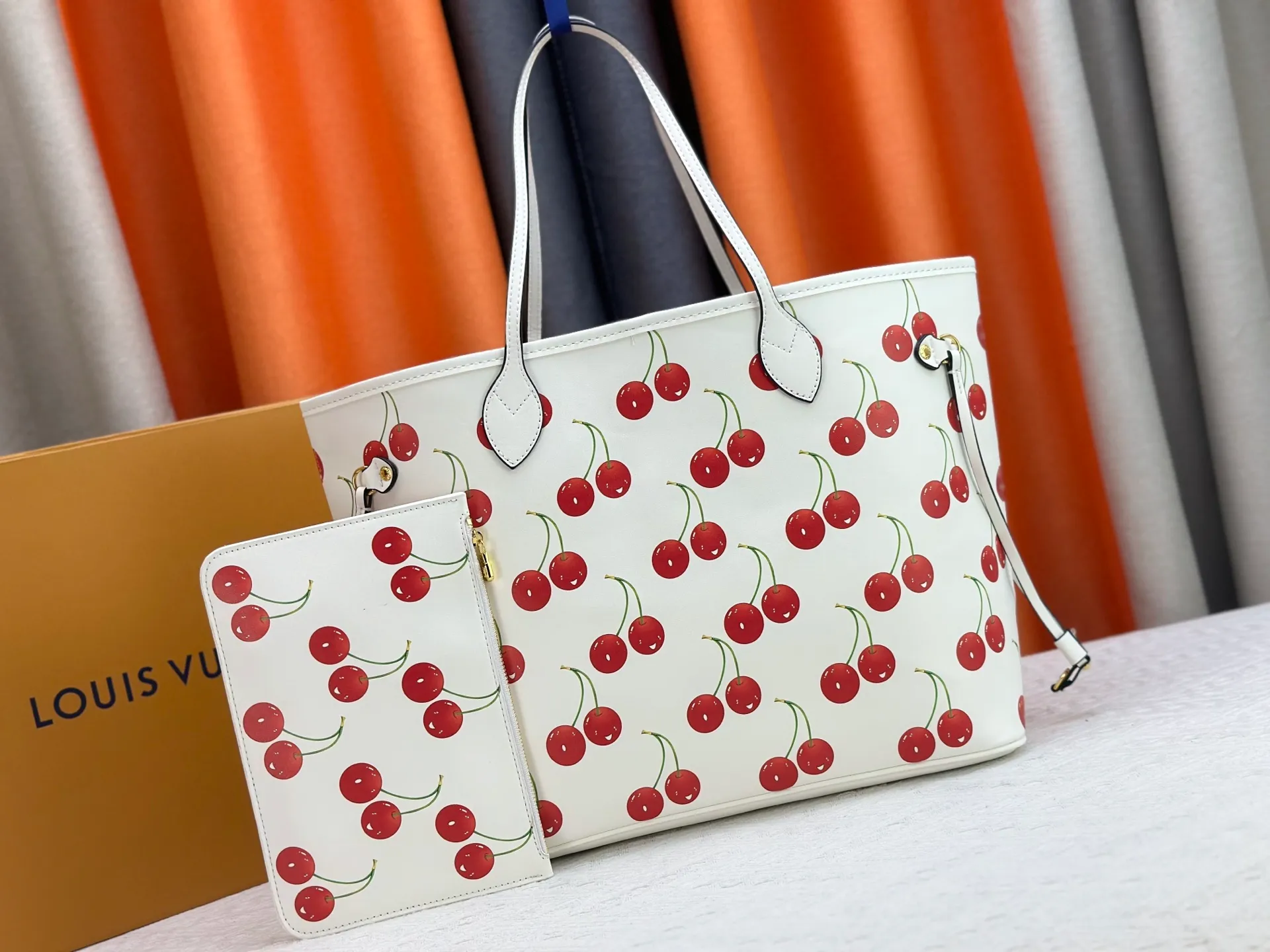 P260 Upgraded original M13758 M14210 M45686 M46649 M58907 M46329 M21579 M45685 M46676 M40995 This Neverfull medium handbag uses embossing and printing processes to depict the Monogram pattern on the cow leather. Tighten the side straps and the tote instantly transforms into an elegant urban handbag; the long handle makes it easy to carry over the shoulder or elbow. 31.0 x 28.0 x 14.0 cm (length x height x width)