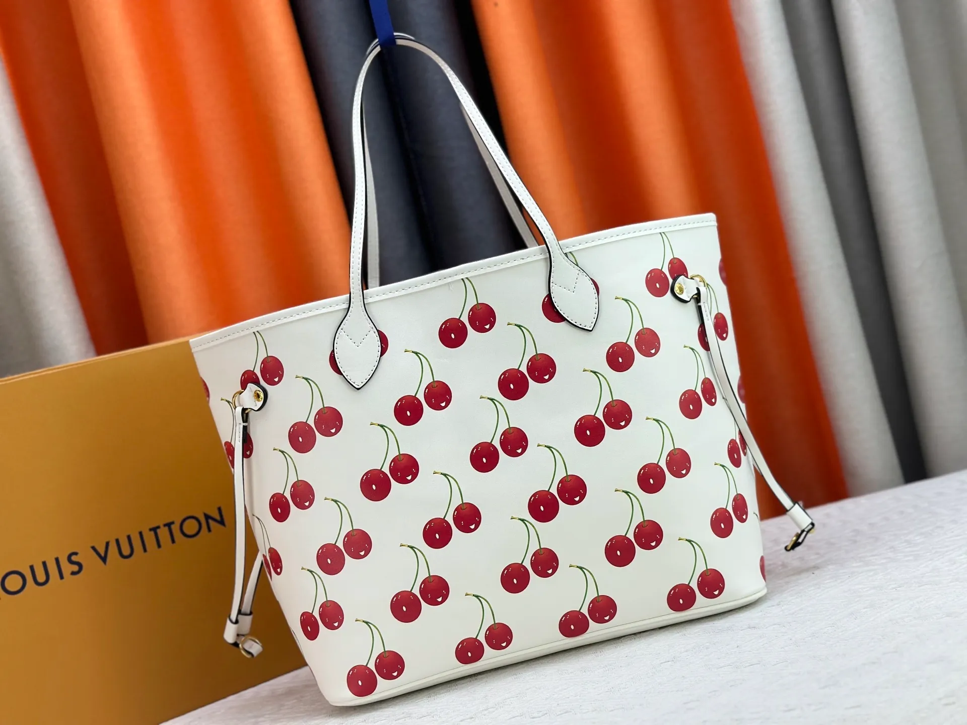 P260 Upgraded original M13758 M14210 M45686 M46649 M58907 M46329 M21579 M45685 M46676 M40995 This Neverfull medium handbag uses embossing and printing processes to depict the Monogram pattern on the cow leather. Tighten the side straps and the tote instantly transforms into an elegant urban handbag; the long handle makes it easy to carry over the shoulder or elbow. 31.0 x 28.0 x 14.0 cm (length x height x width)
