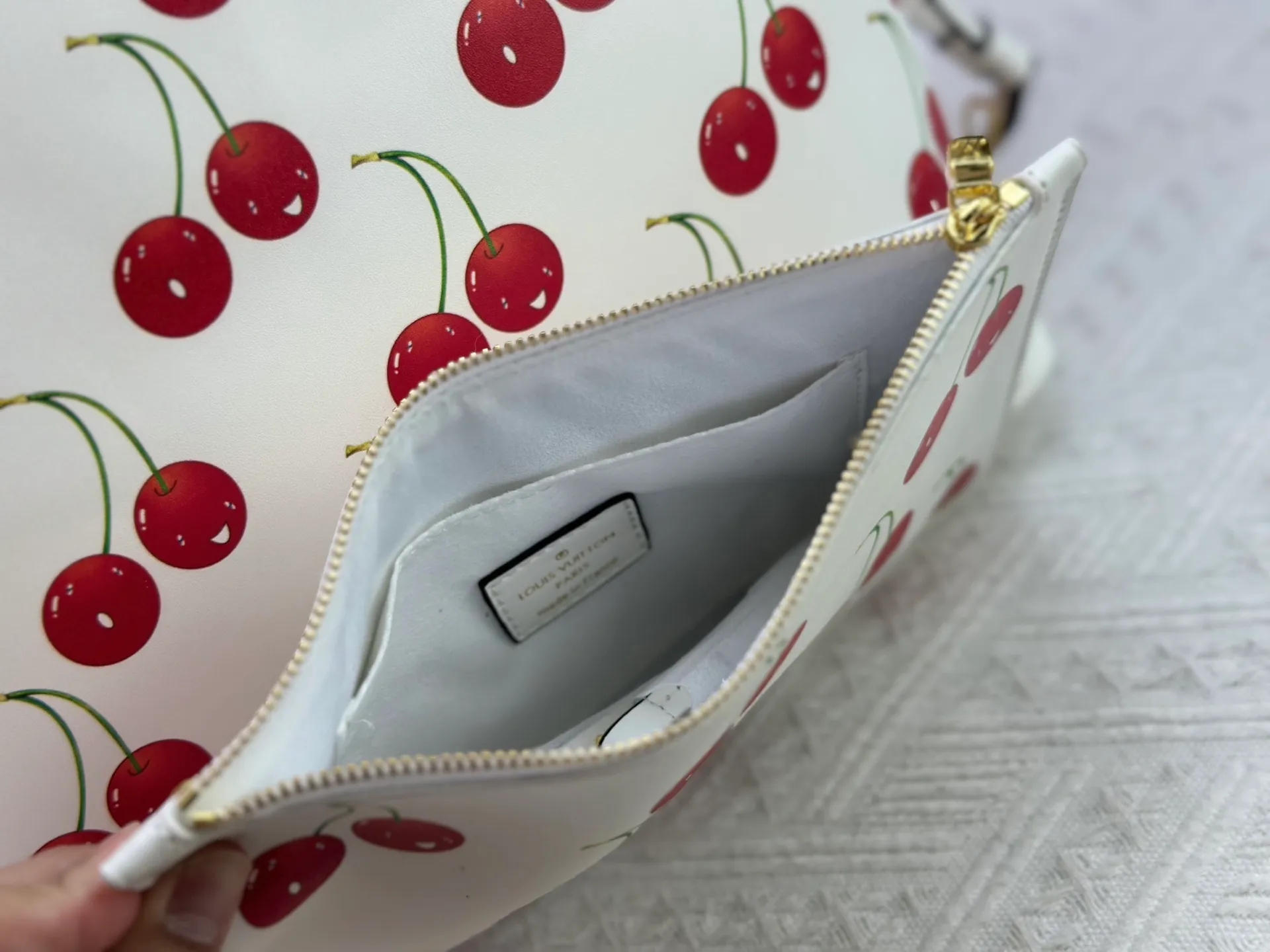 P260 Upgraded original M13758 M14210 M45686 M46649 M58907 M46329 M21579 M45685 M46676 M40995 This Neverfull medium handbag uses embossing and printing processes to depict the Monogram pattern on the cow leather. Tighten the side straps and the tote instantly transforms into an elegant urban handbag; the long handle makes it easy to carry over the shoulder or elbow. 31.0 x 28.0 x 14.0 cm (length x height x width)