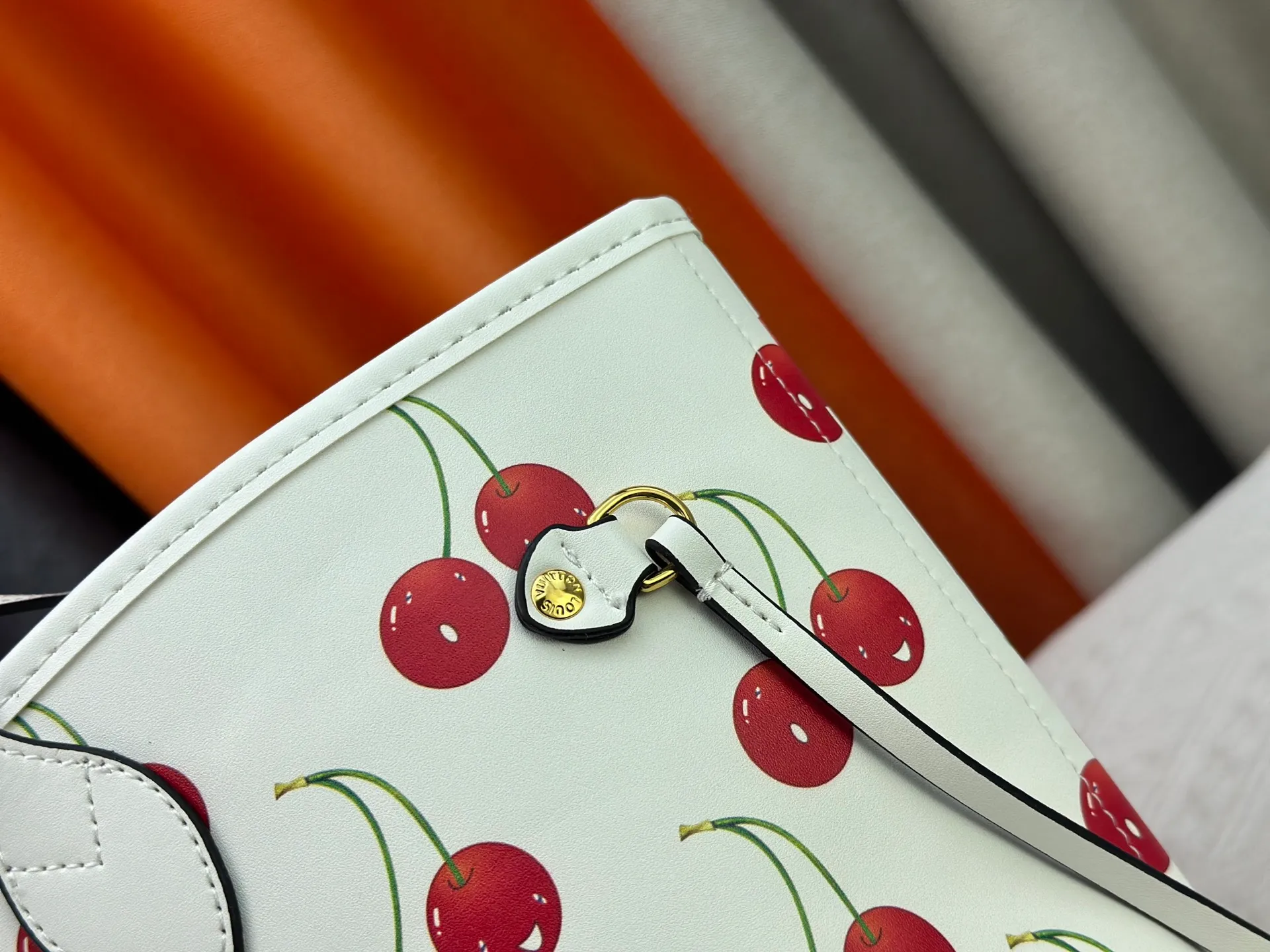 P260 Upgraded original M13758 M14210 M45686 M46649 M58907 M46329 M21579 M45685 M46676 M40995 This Neverfull medium handbag uses embossing and printing processes to depict the Monogram pattern on the cow leather. Tighten the side straps and the tote instantly transforms into an elegant urban handbag; the long handle makes it easy to carry over the shoulder or elbow. 31.0 x 28.0 x 14.0 cm (length x height x width)