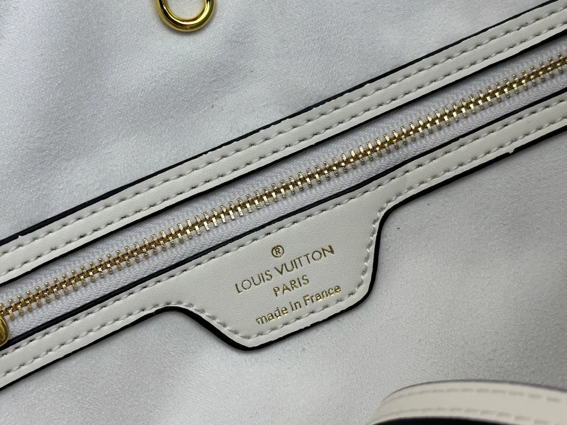 P260 Upgraded original M13758 M14210 M45686 M46649 M58907 M46329 M21579 M45685 M46676 M40995 This Neverfull medium handbag uses embossing and printing processes to depict the Monogram pattern on the cow leather. Tighten the side straps and the tote instantly transforms into an elegant urban handbag; the long handle makes it easy to carry over the shoulder or elbow. 31.0 x 28.0 x 14.0 cm (length x height x width)