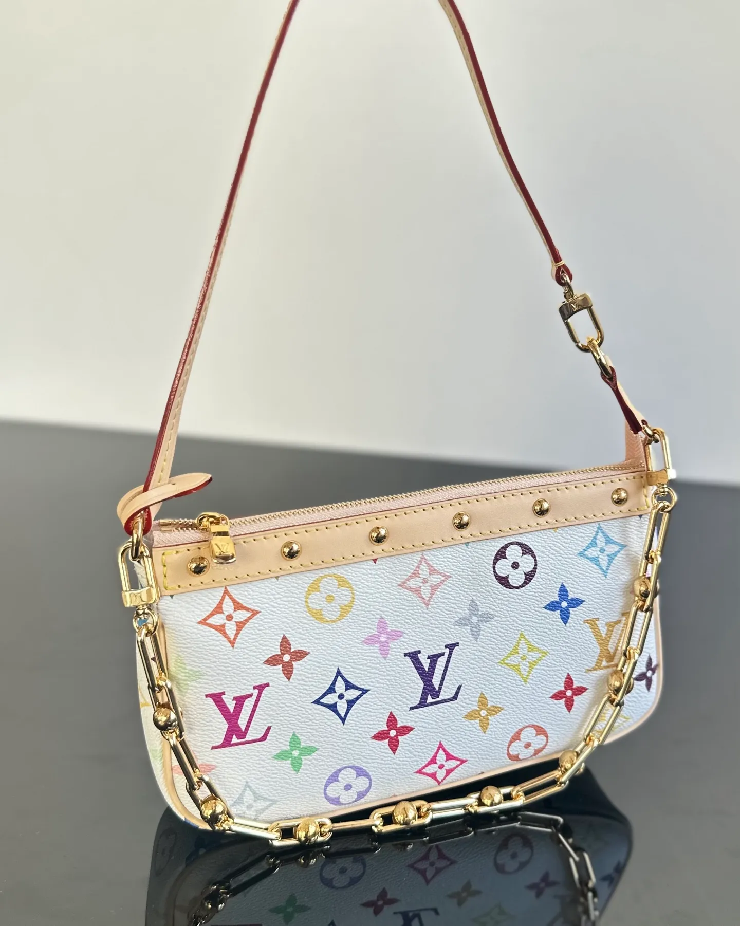 💰1400｛Authentic grade｝MB original leather M13404 white three-color mahjong bag Pochette Accessoires handbag exclusive channel goods detailed real photos! MB lies in quality, hardware, fabrics, handwork, oiled edges, A-grade high-quality products, comprehensive upgrades, the photos are consistent with the products, 360 degrees without blind spots, feel free to take a look. Size: 13 x 4 x 22 cm (height x width x length)