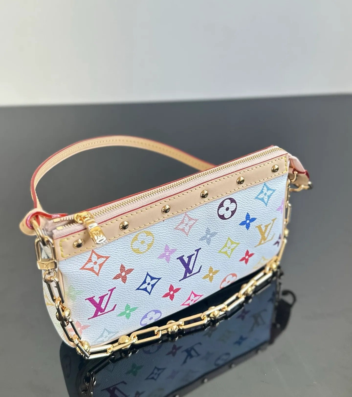💰1400｛Authentic grade｝MB original leather M13404 white three-color mahjong bag Pochette Accessoires handbag exclusive channel goods detailed real photos! MB lies in quality, hardware, fabrics, handwork, oiled edges, A-grade high-quality products, comprehensive upgrades, the photos are consistent with the products, 360 degrees without blind spots, feel free to take a look. Size: 13 x 4 x 22 cm (height x width x length)