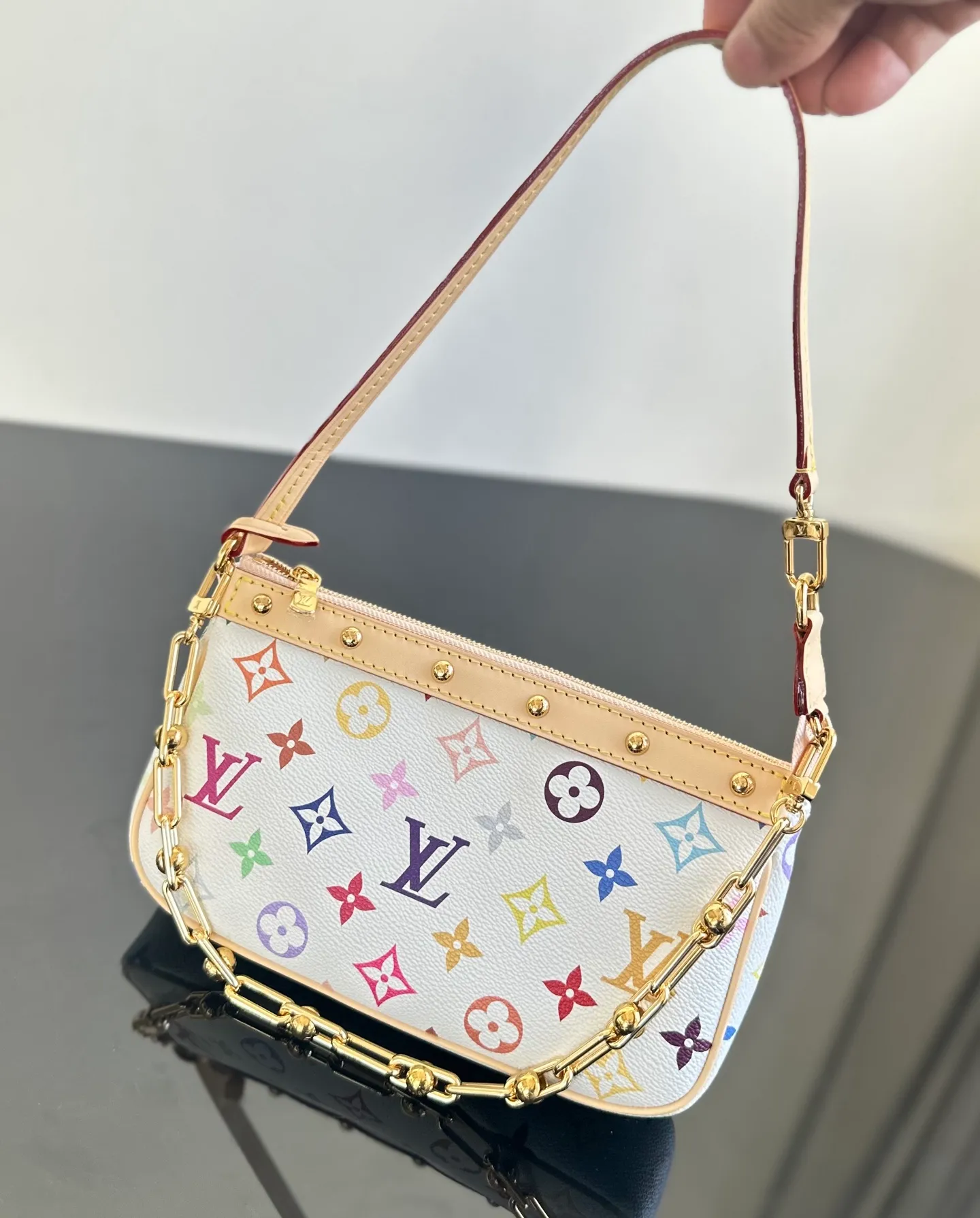 💰1400｛Authentic grade｝MB original leather M13404 white three-color mahjong bag Pochette Accessoires handbag exclusive channel goods detailed real photos! MB lies in quality, hardware, fabrics, handwork, oiled edges, A-grade high-quality products, comprehensive upgrades, the photos are consistent with the products, 360 degrees without blind spots, feel free to take a look. Size: 13 x 4 x 22 cm (height x width x length)