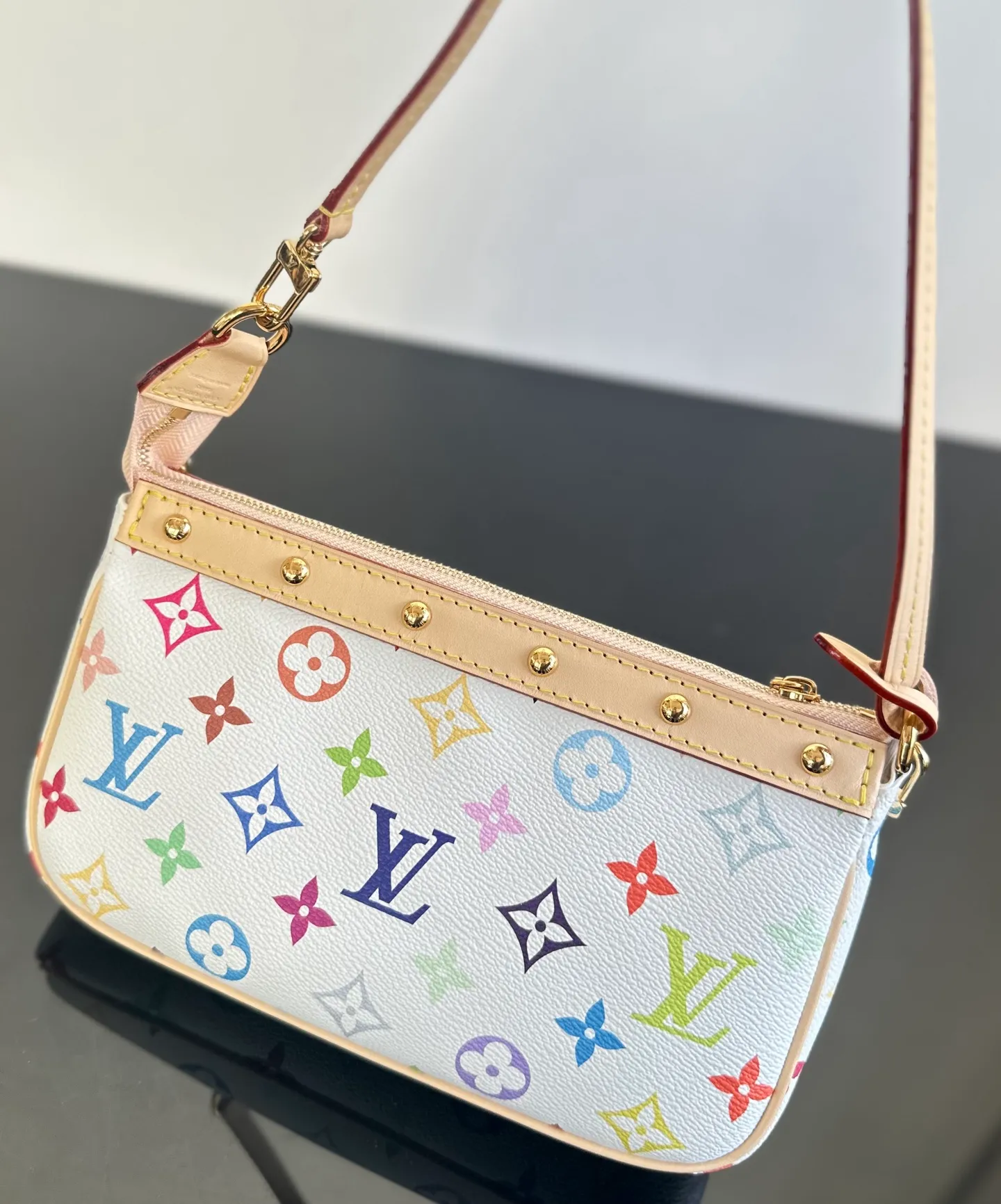 💰1400｛Authentic grade｝MB original leather M13404 white three-color mahjong bag Pochette Accessoires handbag exclusive channel goods detailed real photos! MB lies in quality, hardware, fabrics, handwork, oiled edges, A-grade high-quality products, comprehensive upgrades, the photos are consistent with the products, 360 degrees without blind spots, feel free to take a look. Size: 13 x 4 x 22 cm (height x width x length)