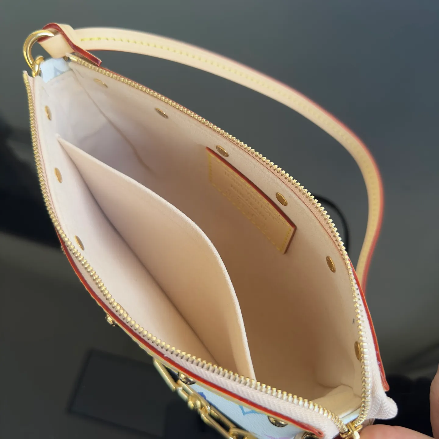 💰1400｛Authentic grade｝MB original leather M13404 white three-color mahjong bag Pochette Accessoires handbag exclusive channel goods detailed real photos! MB lies in quality, hardware, fabrics, handwork, oiled edges, A-grade high-quality products, comprehensive upgrades, the photos are consistent with the products, 360 degrees without blind spots, feel free to take a look. Size: 13 x 4 x 22 cm (height x width x length)