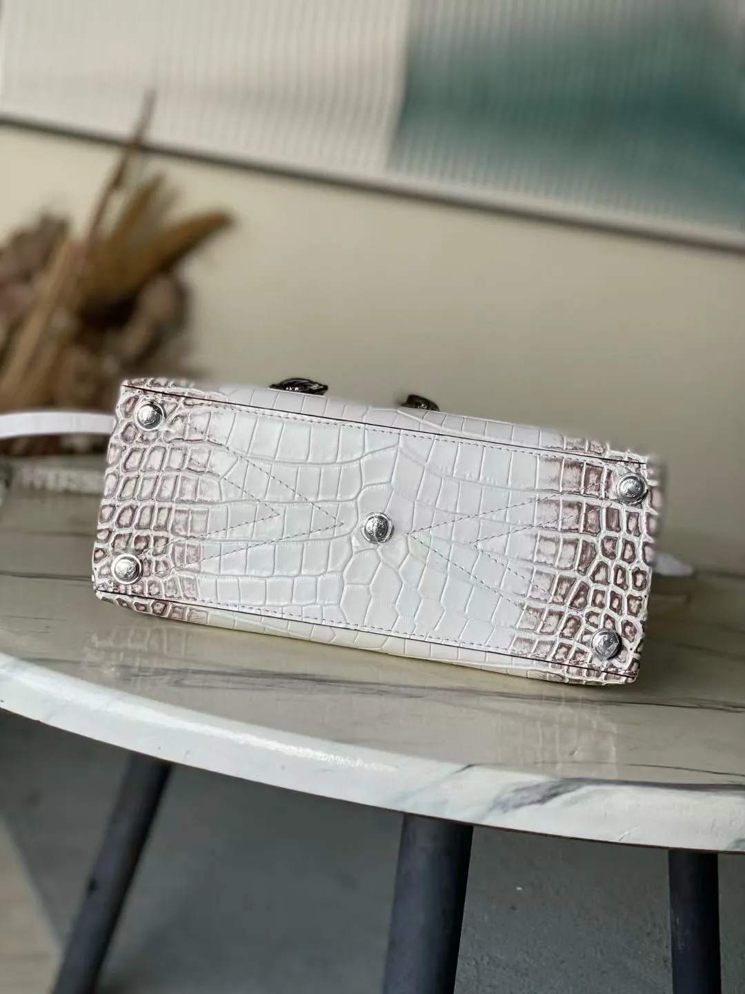 💰2200 "Special Grade Original Leather" N84714 Himalayan White Medium Rose des Vents medium handbag is made of smooth and grained calfskin to outline elegant lines, embellished with golden LV padlocks to shine. Use the top handle and removable and adjustable shoulder strap to create an elegant elbow or practical cross-body style for everyday travel. Dimensions: length 27 width 11 height 19