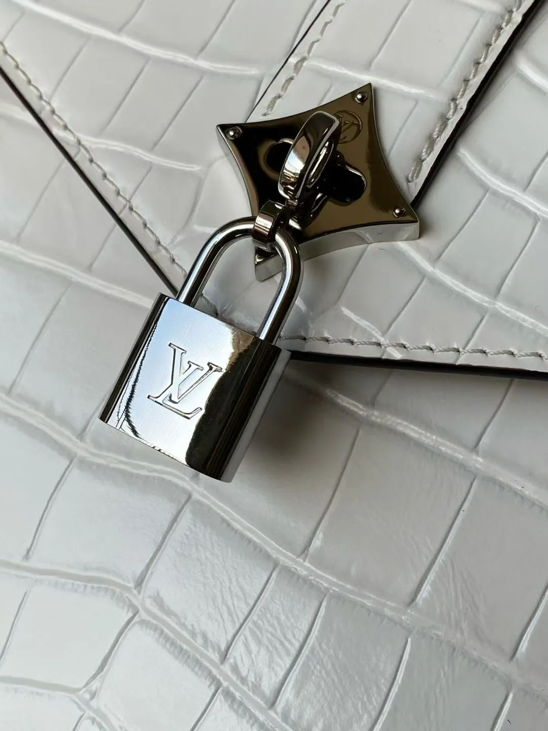 💰2200 "Special Grade Original Leather" N84714 Himalayan White Medium Rose des Vents medium handbag is made of smooth and grained calfskin to outline elegant lines, embellished with golden LV padlocks to shine. Use the top handle and removable and adjustable shoulder strap to create an elegant elbow or practical cross-body style for everyday travel. Dimensions: length 27 width 11 height 19