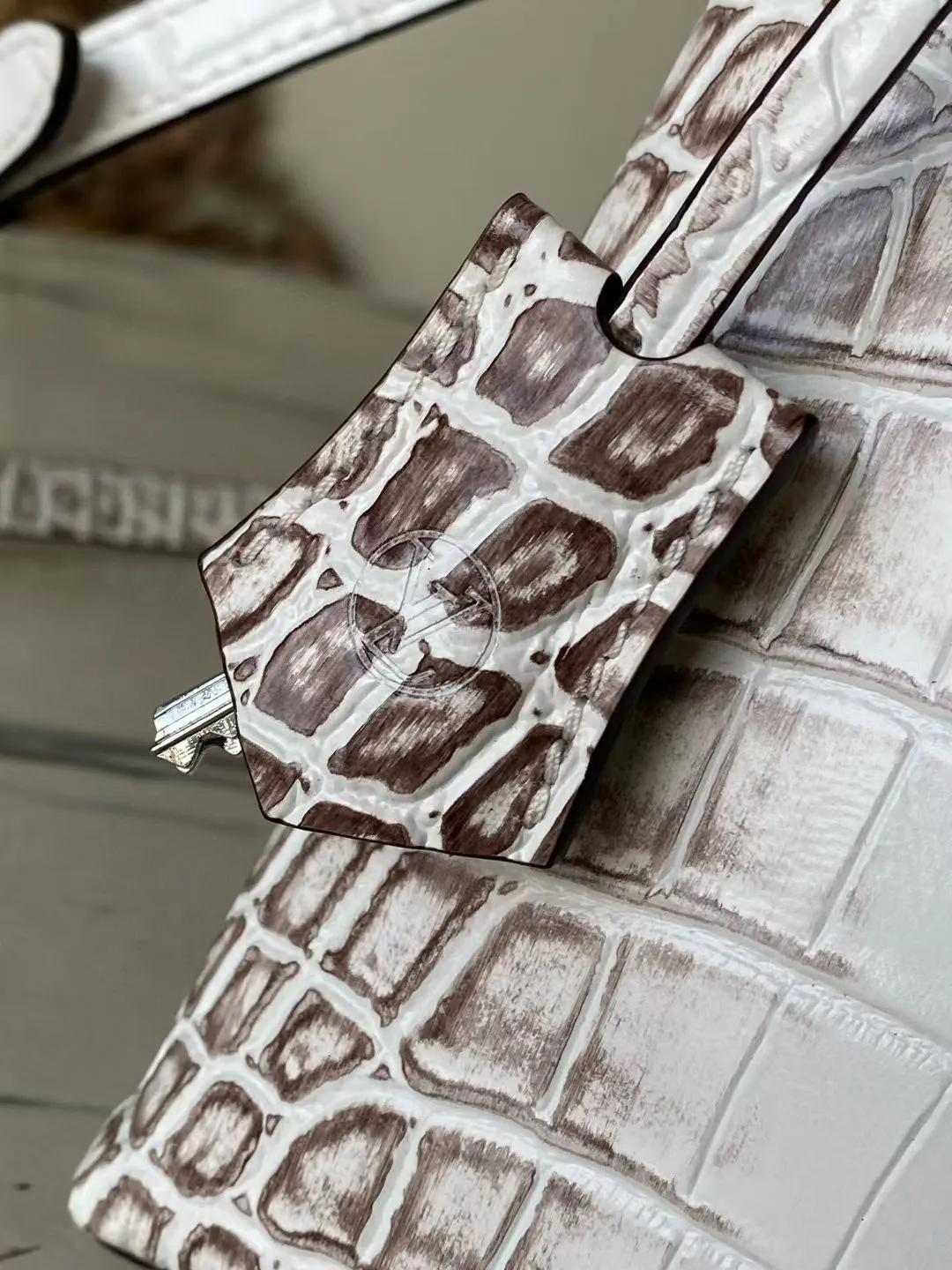 💰2200 "Special Grade Original Leather" N84714 Himalayan White Medium Rose des Vents medium handbag is made of smooth and grained calfskin to outline elegant lines, embellished with golden LV padlocks to shine. Use the top handle and removable and adjustable shoulder strap to create an elegant elbow or practical cross-body style for everyday travel. Dimensions: length 27 width 11 height 19
